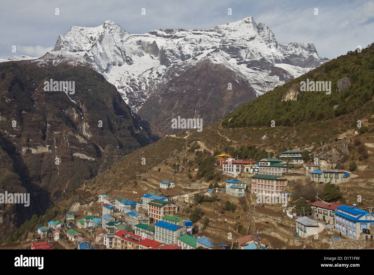 Lo Sherpa città di Namche Bazaar con la montagna Kongde Ri picco in background in Khumbu, in Nepal, in Asia Foto Stock