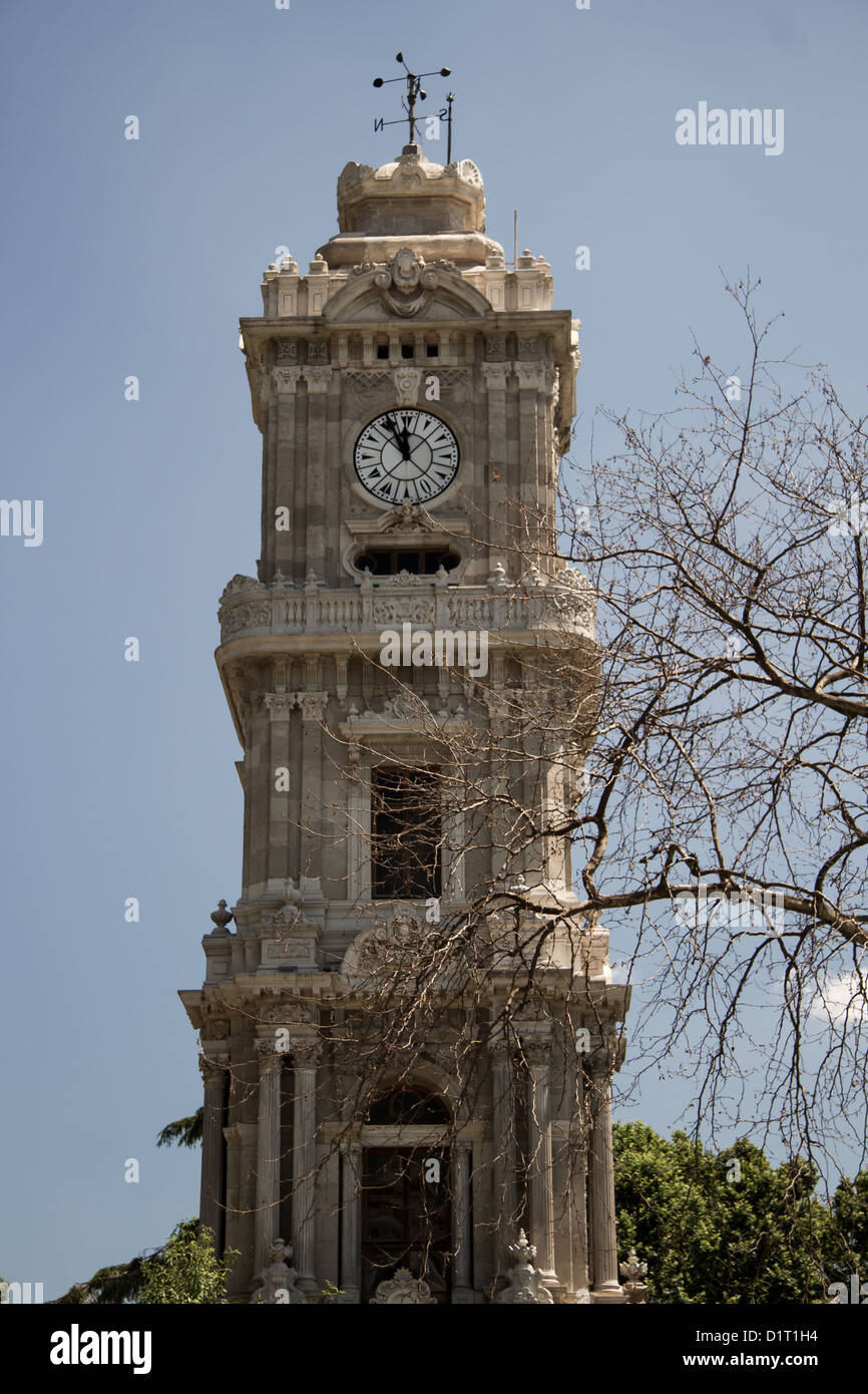 Dolmabahce storica torre dell orologio ad Istanbul in Turchia ordinati dal sultano ottomano Abdulhamid II Foto Stock