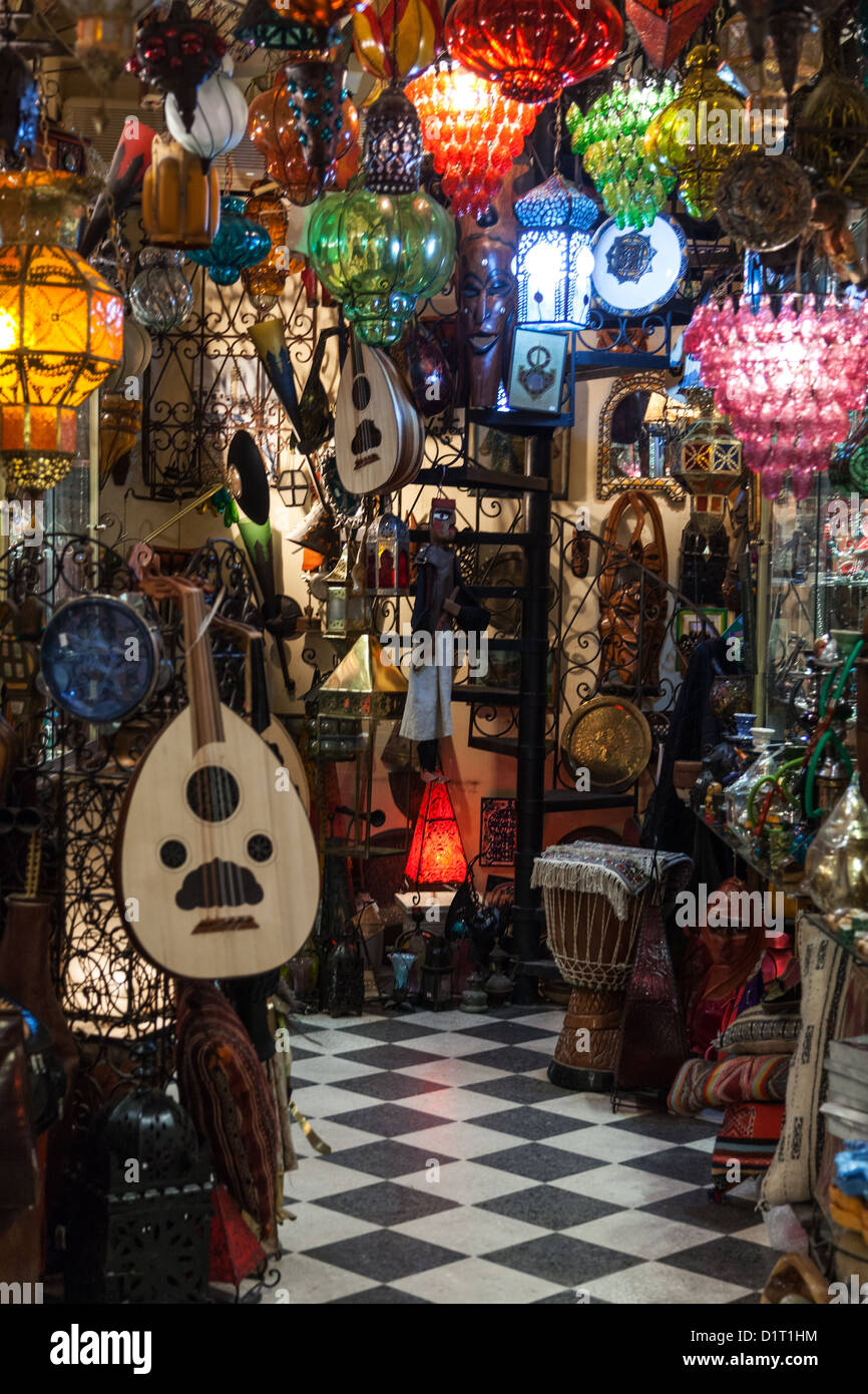 La Tunisia, Tunisi, un interessante archivio di varie merci in medina Foto Stock