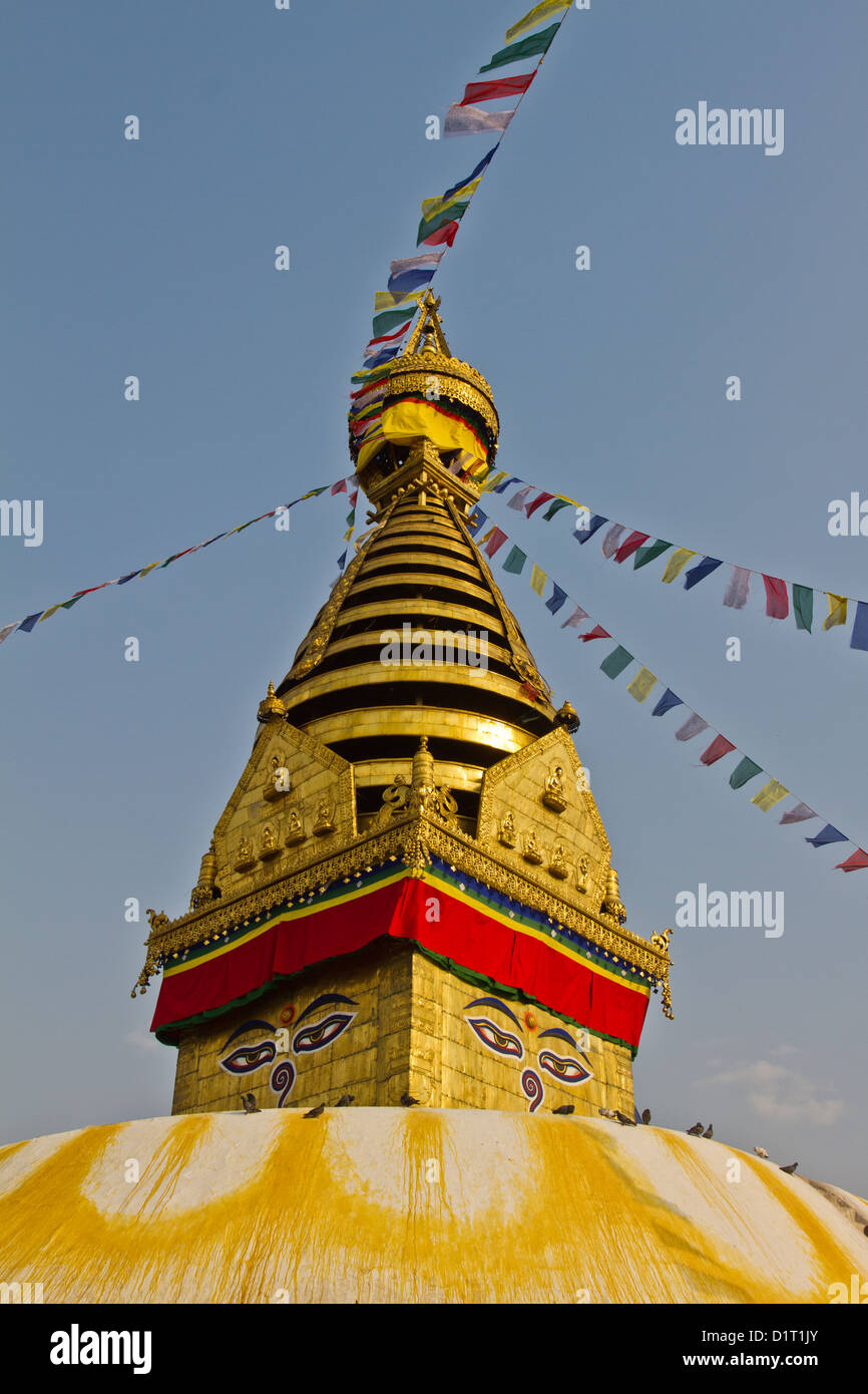 L'oro e bianco stupa con bandiere di preghiera al tempio Boudhanath Kathmandu Foto Stock