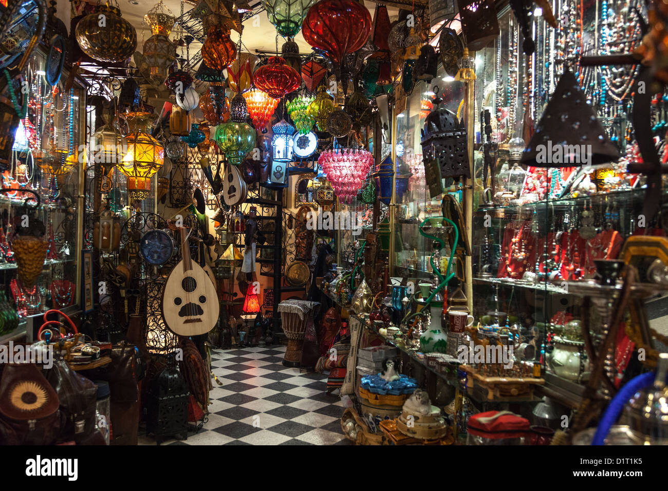 La Tunisia, Tunisi, un interessante archivio di varie merci in medina Foto Stock