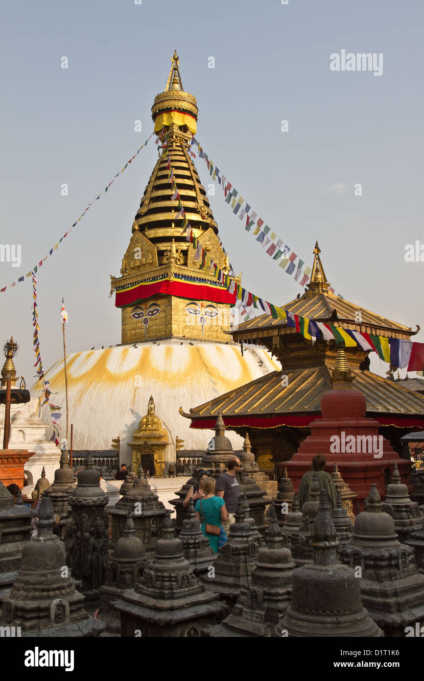 I turisti al tempio Boudhanath Kathmandu Foto Stock