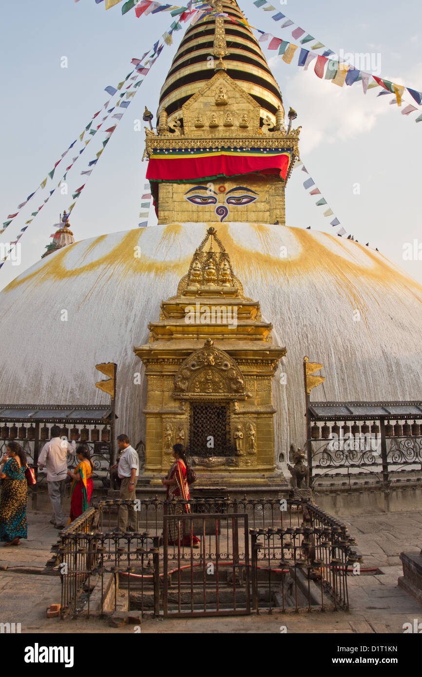 Turisti asiatici presso il tempio Boudhanath Kathmandu in Nepal Foto Stock