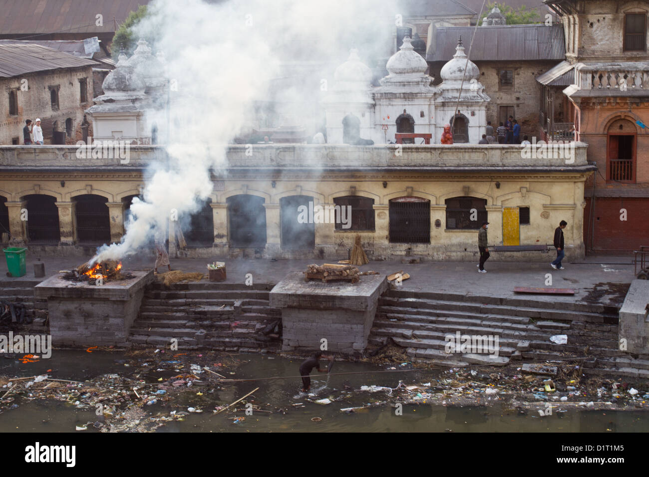 La masterizzazione ghats al tempio di Pashupatinath sul fiume Bagmati Kathmandu in Nepal Asia Foto Stock