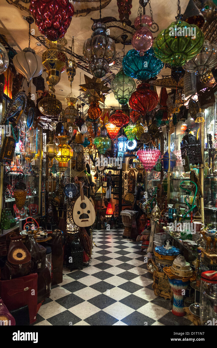 La Tunisia, Tunisi, un interessante archivio di varie merci in medina Foto Stock