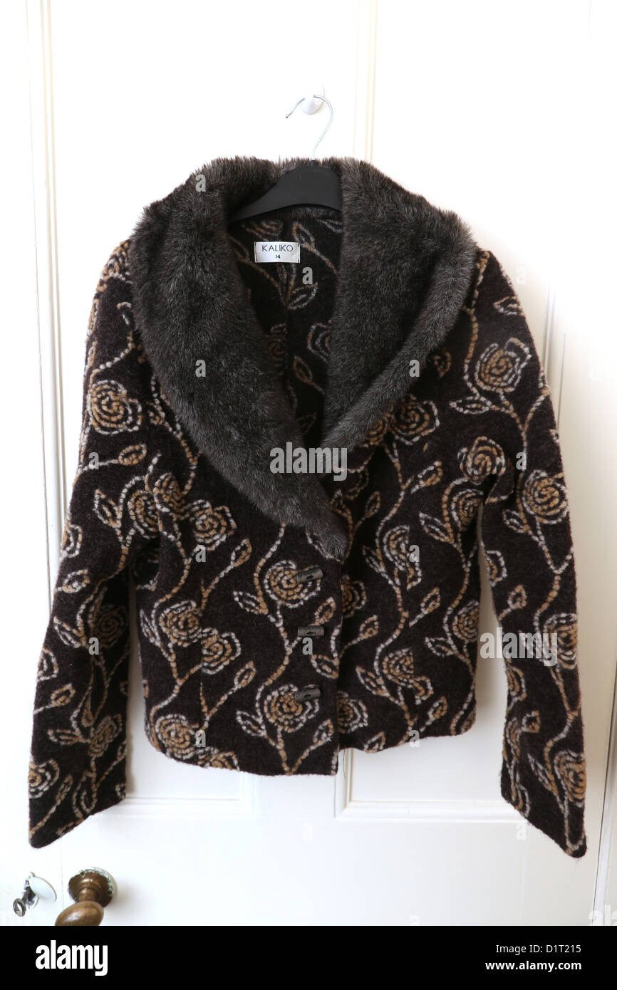 Kaliko marrone camicia con motivo floreale e con fodera in pelliccia sintetica collare appeso sulla porta Foto Stock