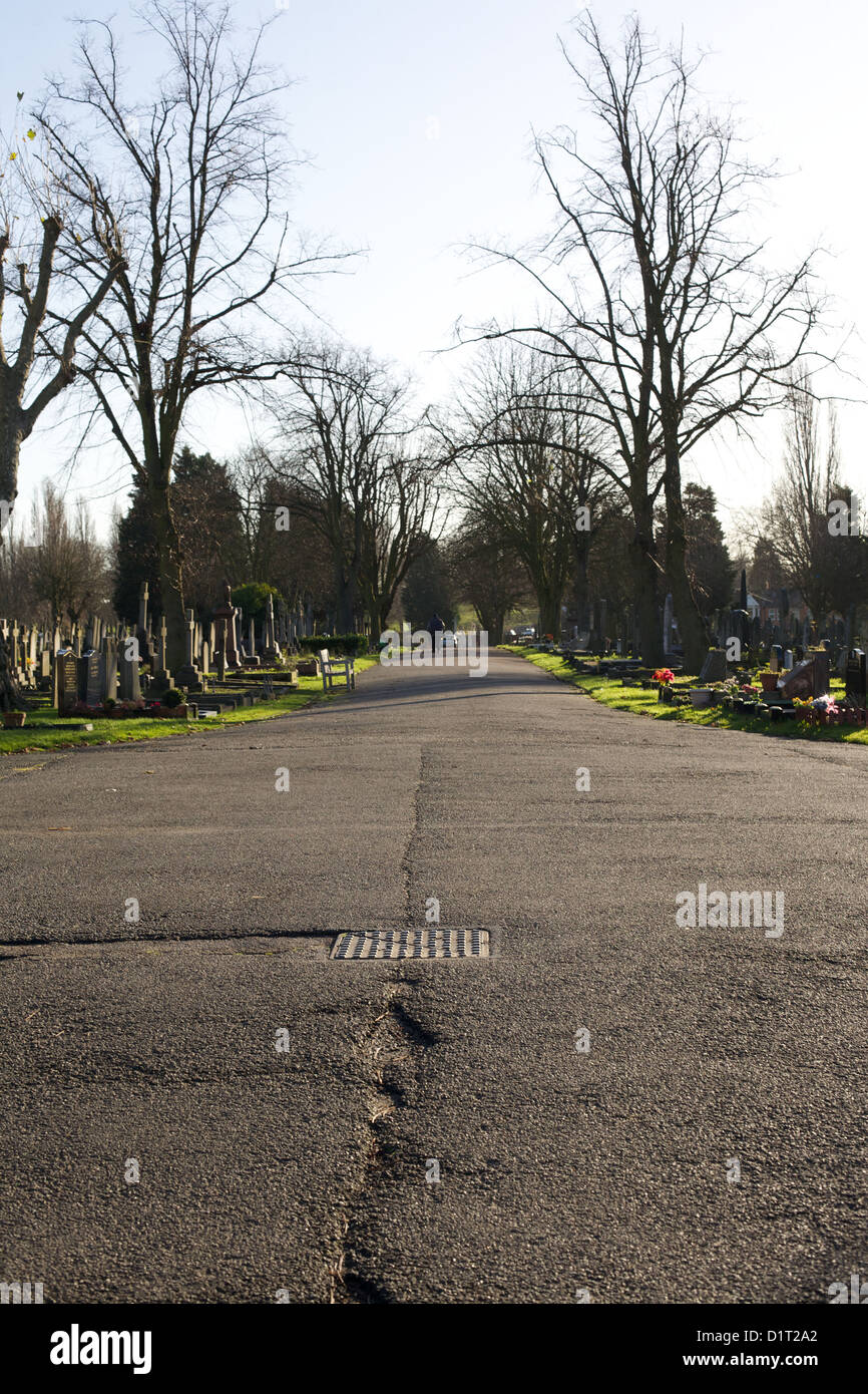 Strada in mezzo a un cimitero nella Chiesa fine, NW10 Foto Stock