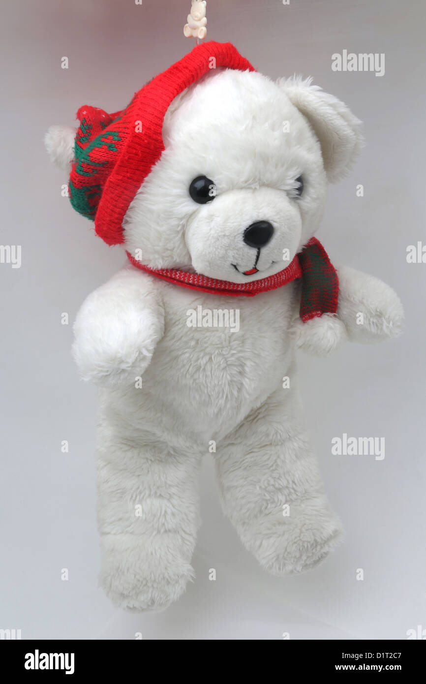 Bianco Natale orsacchiotto di peluche che indossa un cappello e sciarpa Foto Stock