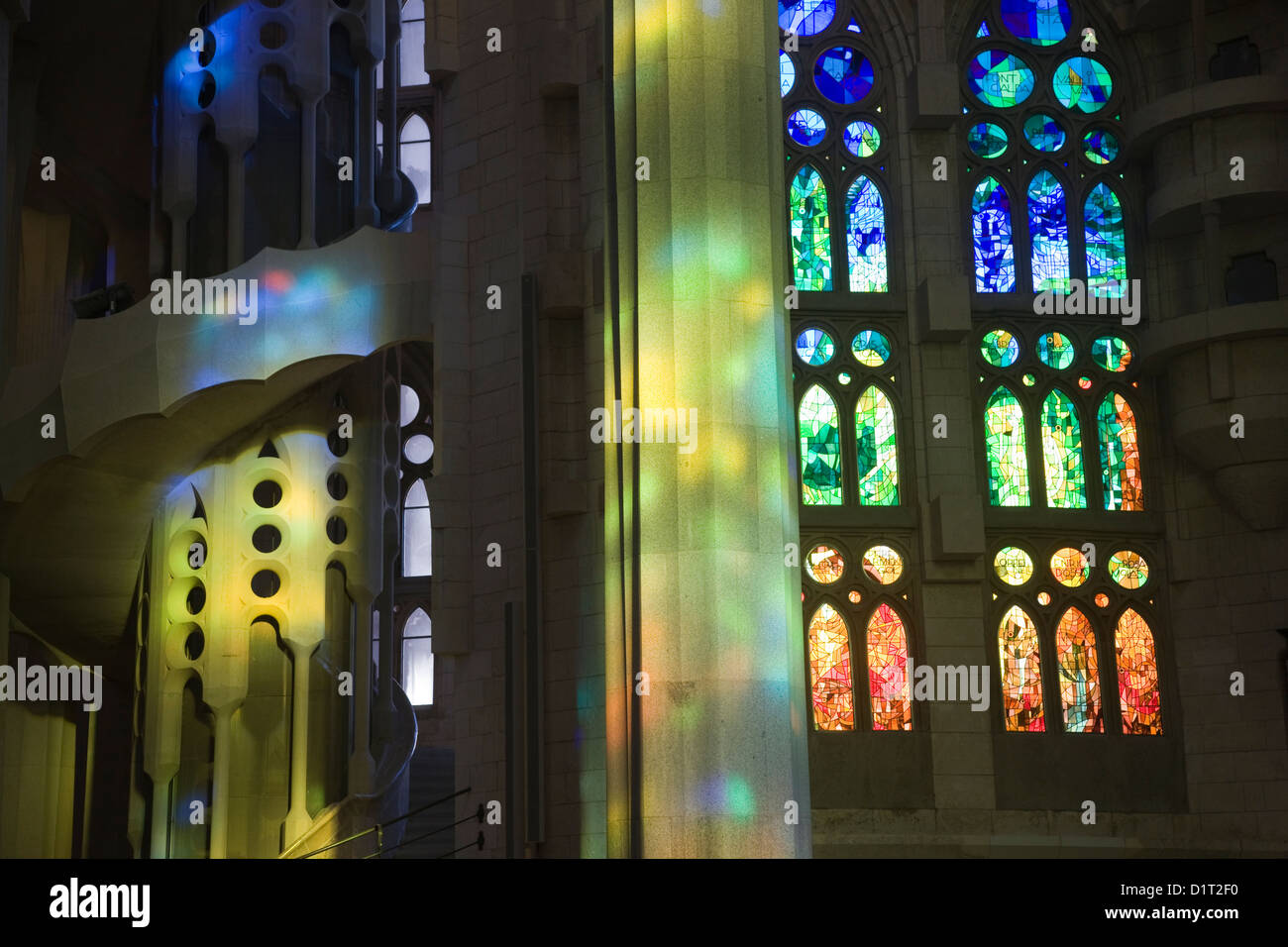 All'interno della Sagrada Familia che mostra le finestre di vetro macchiate e colonne di pietra, Barcellona, Spagna Foto Stock