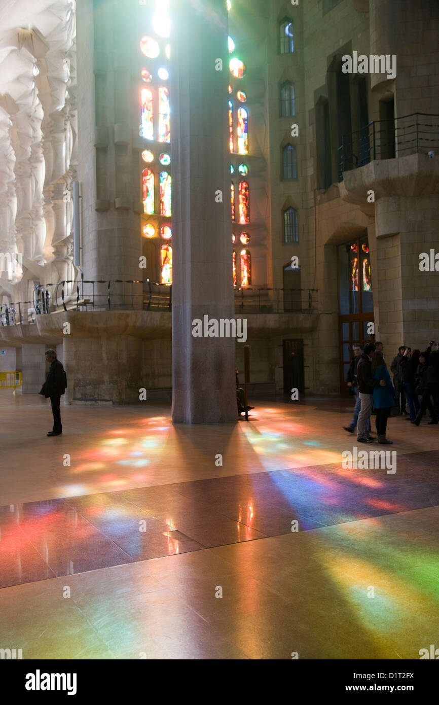 All'interno della Sagrada Familia che mostra le finestre di vetro macchiate e colonne di pietra, Barcellona, Spagna Foto Stock