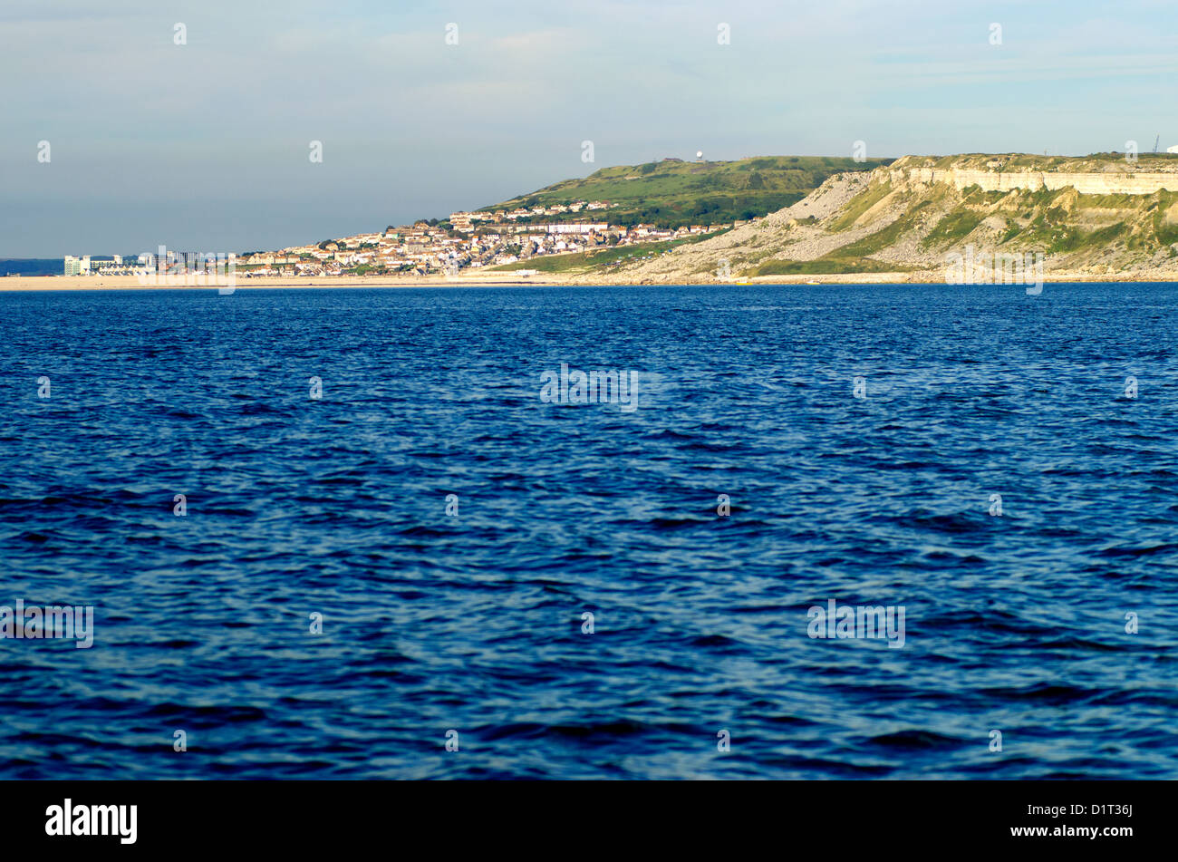 West Weares, Chiswell, Portland, Dorset, Regno Unito, da una barca nella baia di Lyme Foto Stock