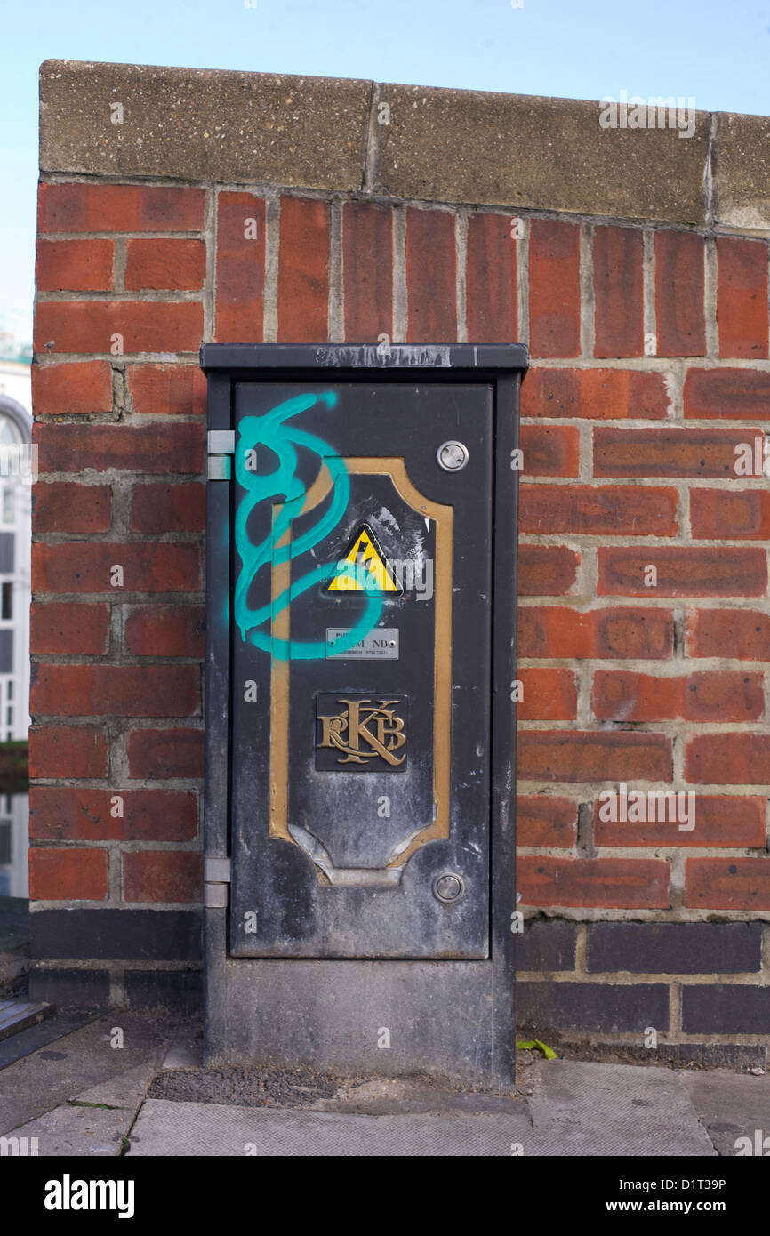 Elettricità scatola di giunzione con il turchese graffiti, Ladbroke Grove Foto Stock
