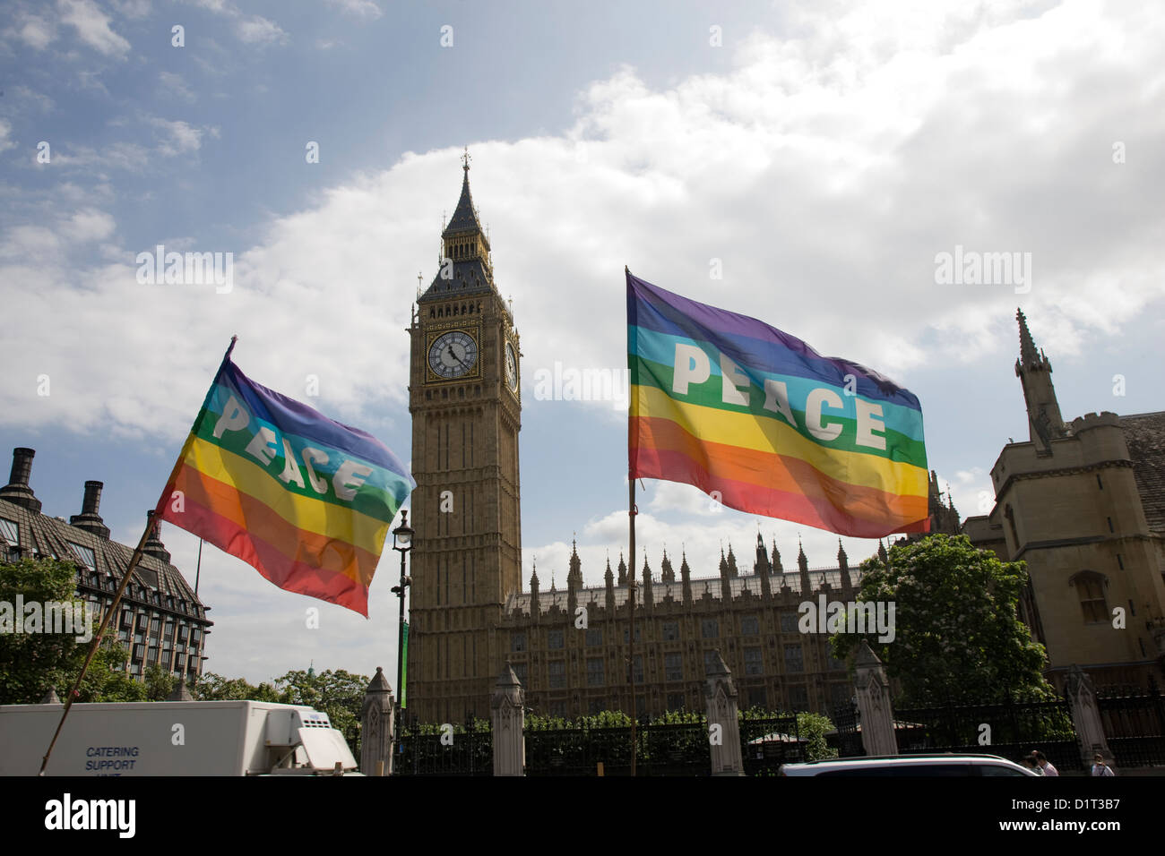 Protestor la pace bandiere oltre il campanile del Big Ben e le Camere del Parlamento, London, Regno Unito Foto Stock