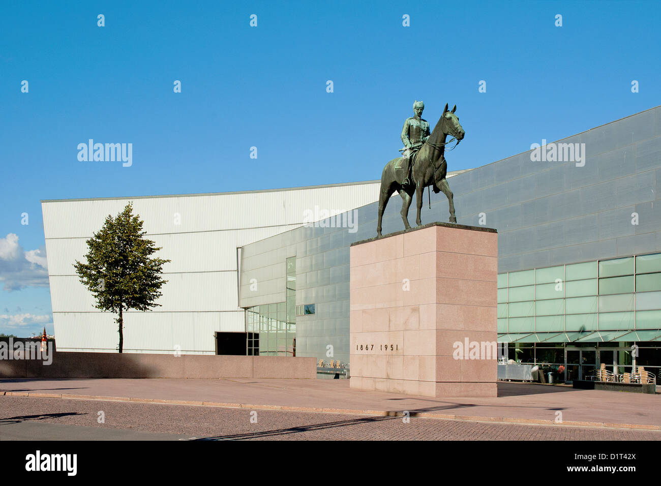 Statua di Mannerheim davanti al Kiasma di Helsinki il museo dell arte moderna. Foto Stock