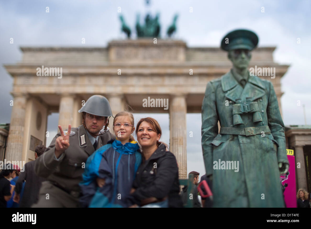 Berlino, Germania, turisti e una statua vivente davanti alla Porta di Brandeburgo Foto Stock