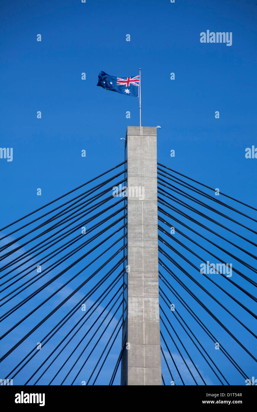 Bandiera australiana battenti sul molo di cemento del ponte di Anzac Sydney Australia Foto Stock