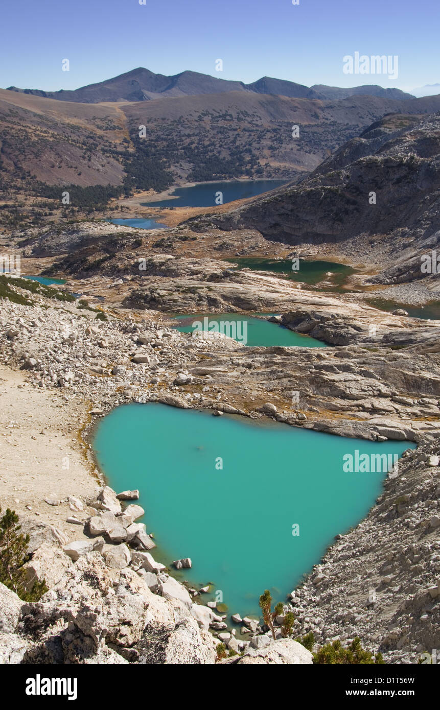 Laghi di origine glaciale sotto il monte Conness con milky blu acqua glaciale Foto Stock