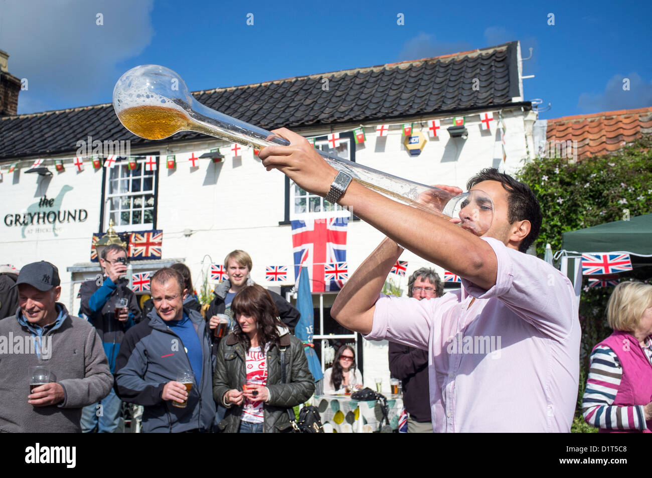 Giovane uomo bere il cantiere di Ale presso il Village Pub durante il diamante della regina celebrazioni Jubille Foto Stock