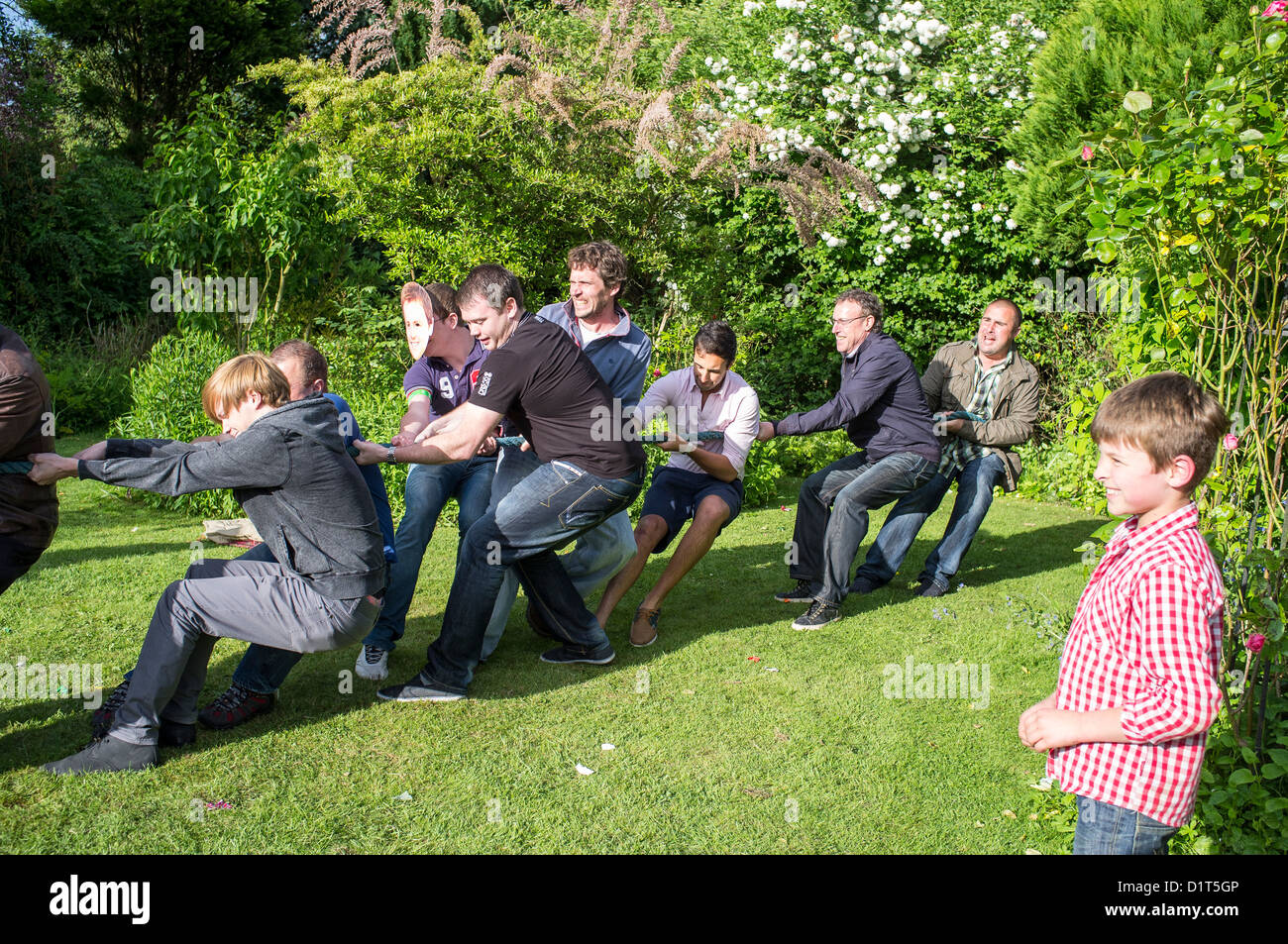 Rimorchiatore di guerra nel giardino del Village Pub sulla regina del Giubileo di Diamante Foto Stock