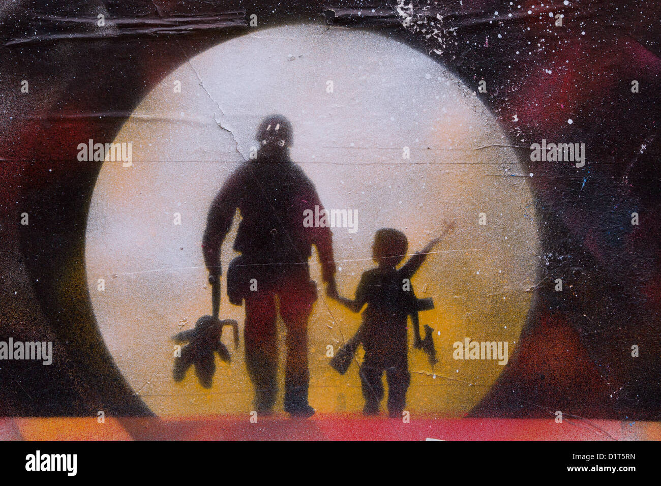 Grafitti arte del soldato che porta teddy e ragazzo portando la pistola a piedi verso il tramonto Foto Stock