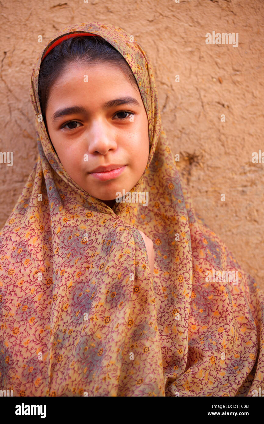 Ritratto di una giovane ragazza che indossa un chador, Yazd, Iran Foto Stock