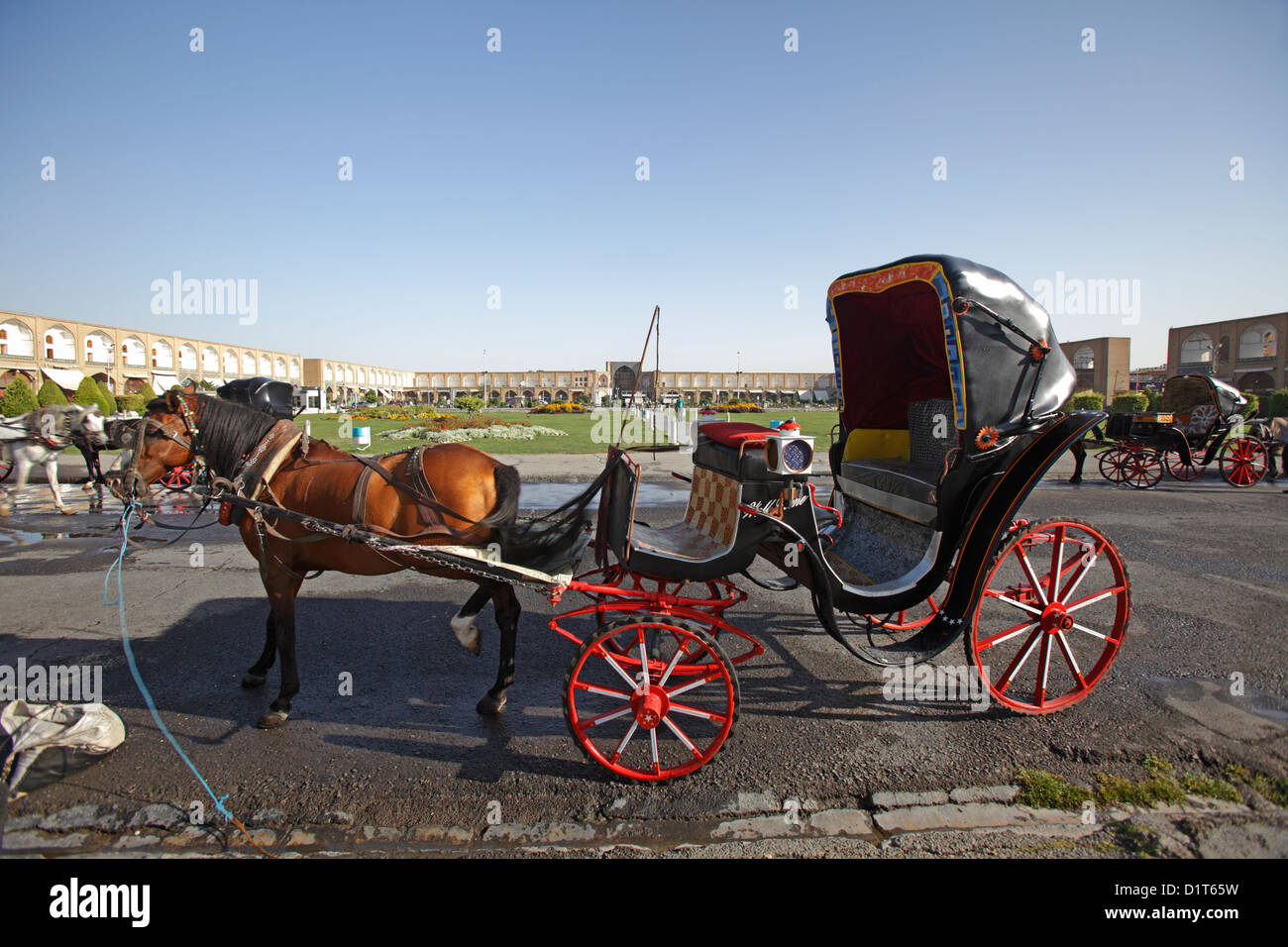 Cavallo e pullman in Naqsh-e JAHAN Piazza, Isfahan, Iran Foto Stock