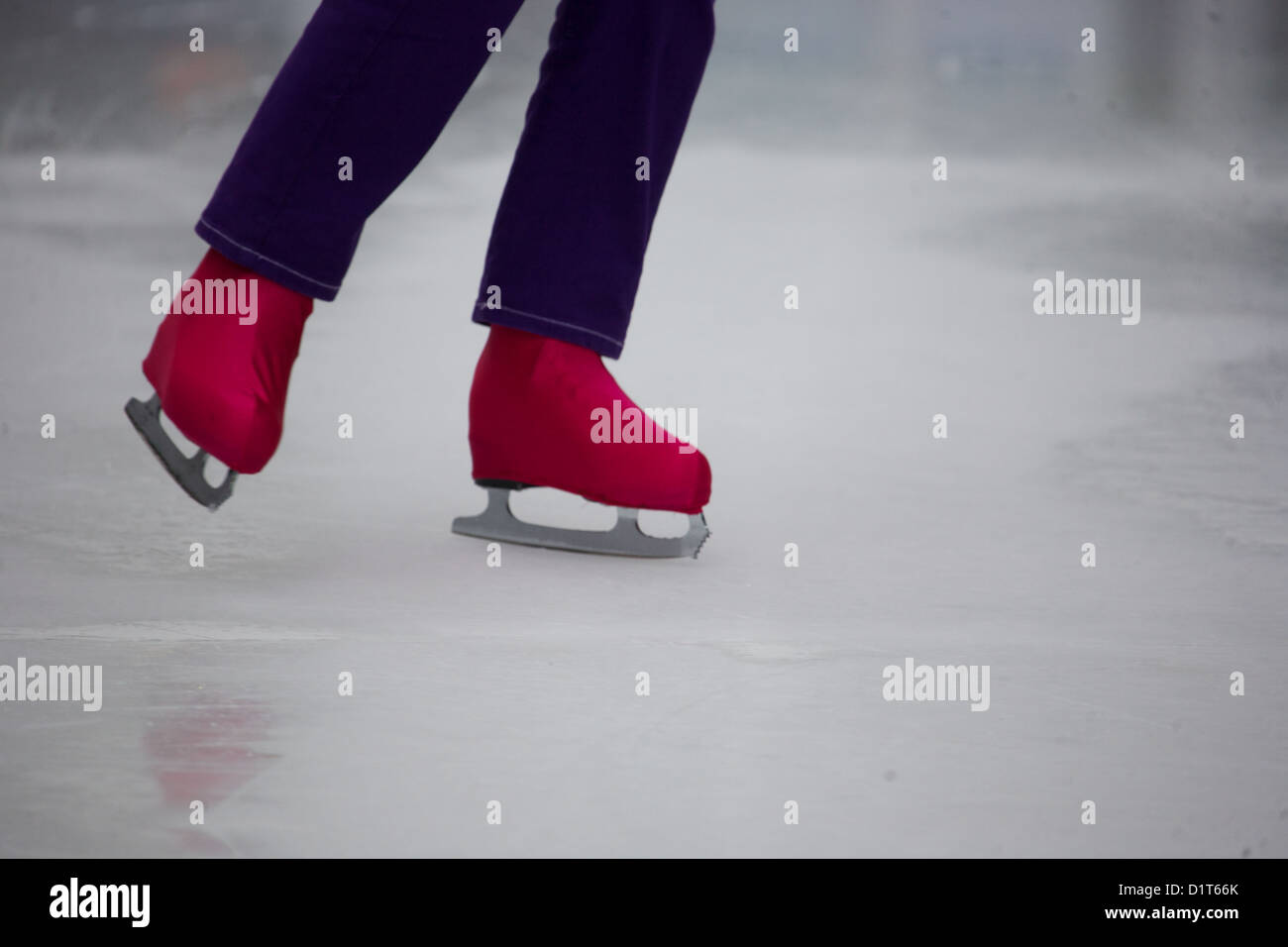 Donna Pattinatore su ghiaccio per le gambe e i piedi sul ghiaccio Foto Stock