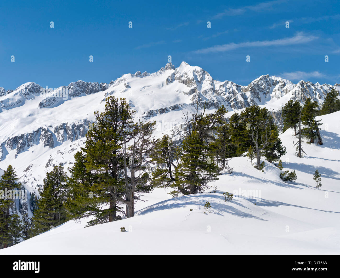 Alpi Zillertertal nel Parco Nazionale Hohe Tauern durante l'inverno. Sunrise oltre mt Reichenspitze e Mt Gabler, Austria. Foto Stock