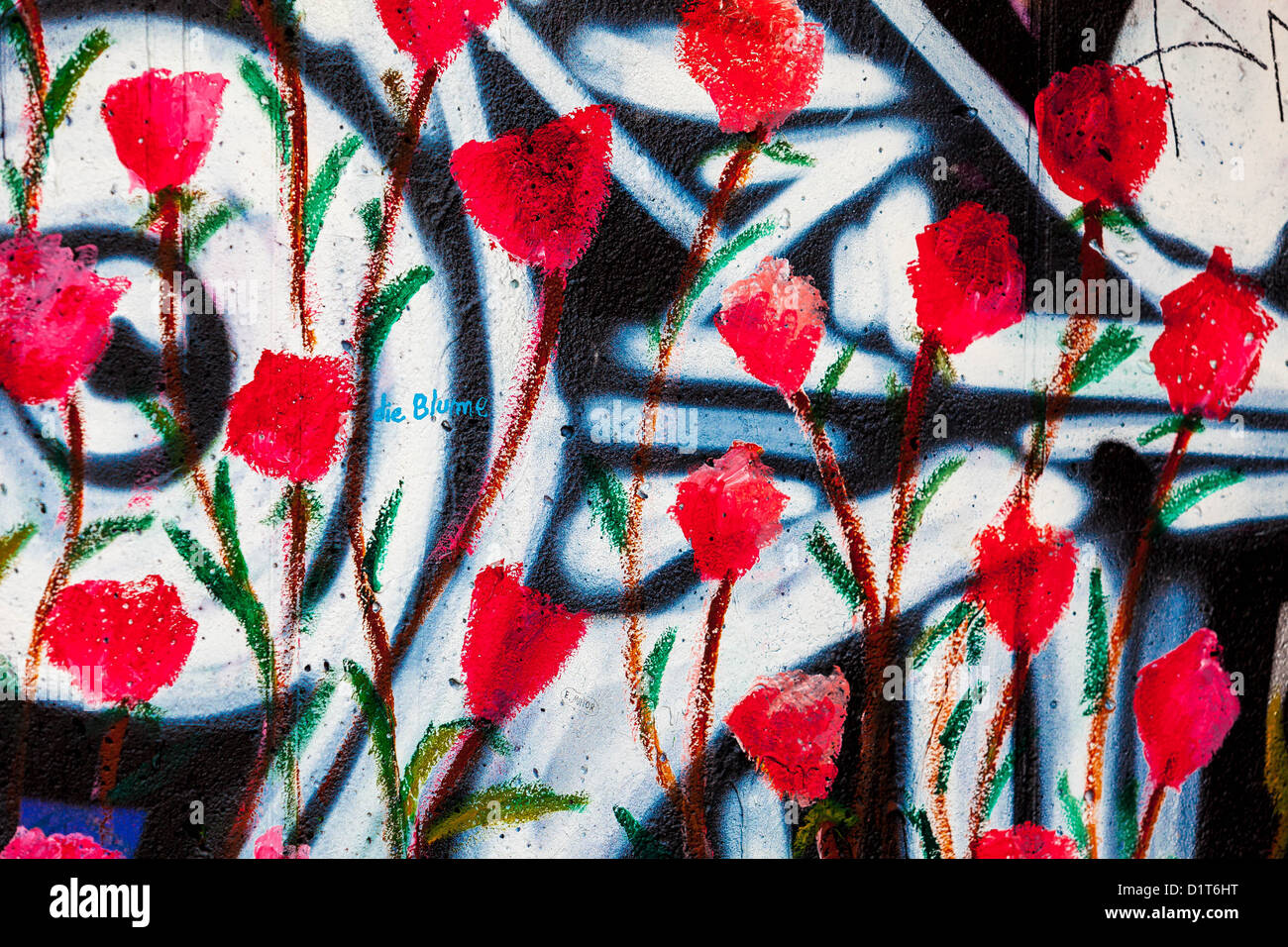 Graffiti floreali sul muro di Tacheles a Berlino Foto Stock