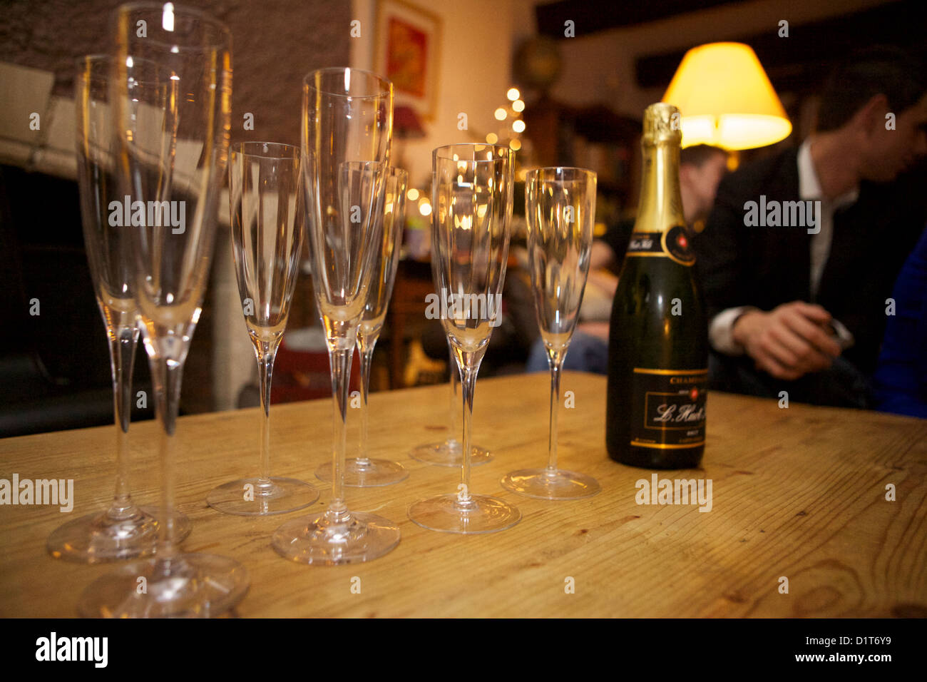 Champagne flauti e una bottiglia di champagne sul tavolo di legno Foto Stock