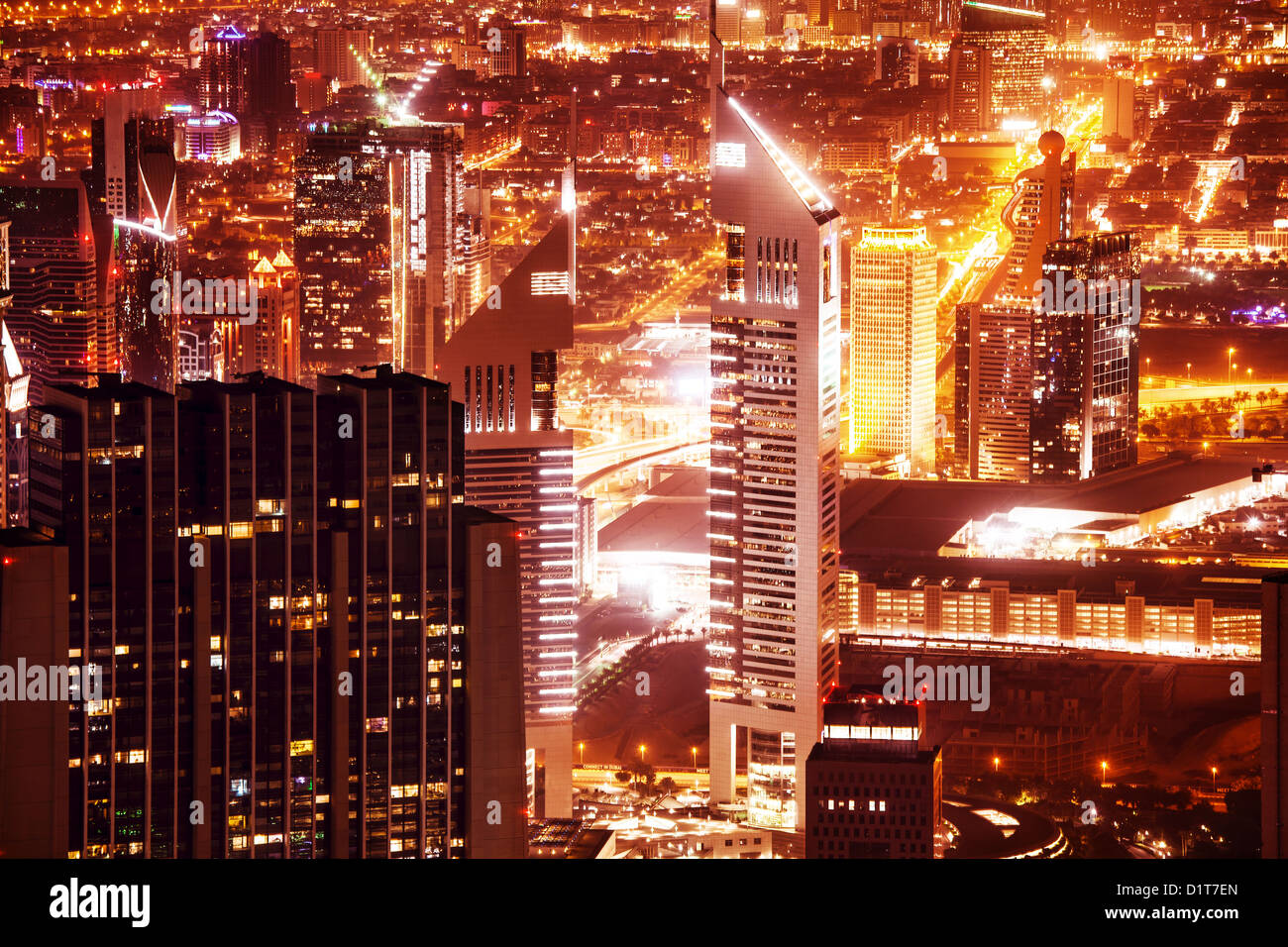 DUBAI, Emirati Arabi Uniti - 27 settembre: Jumeirah Emirates Towers, che salgono a 355 m e 309 m, che si trova su Sheikh Zayed Road, notte Foto Stock