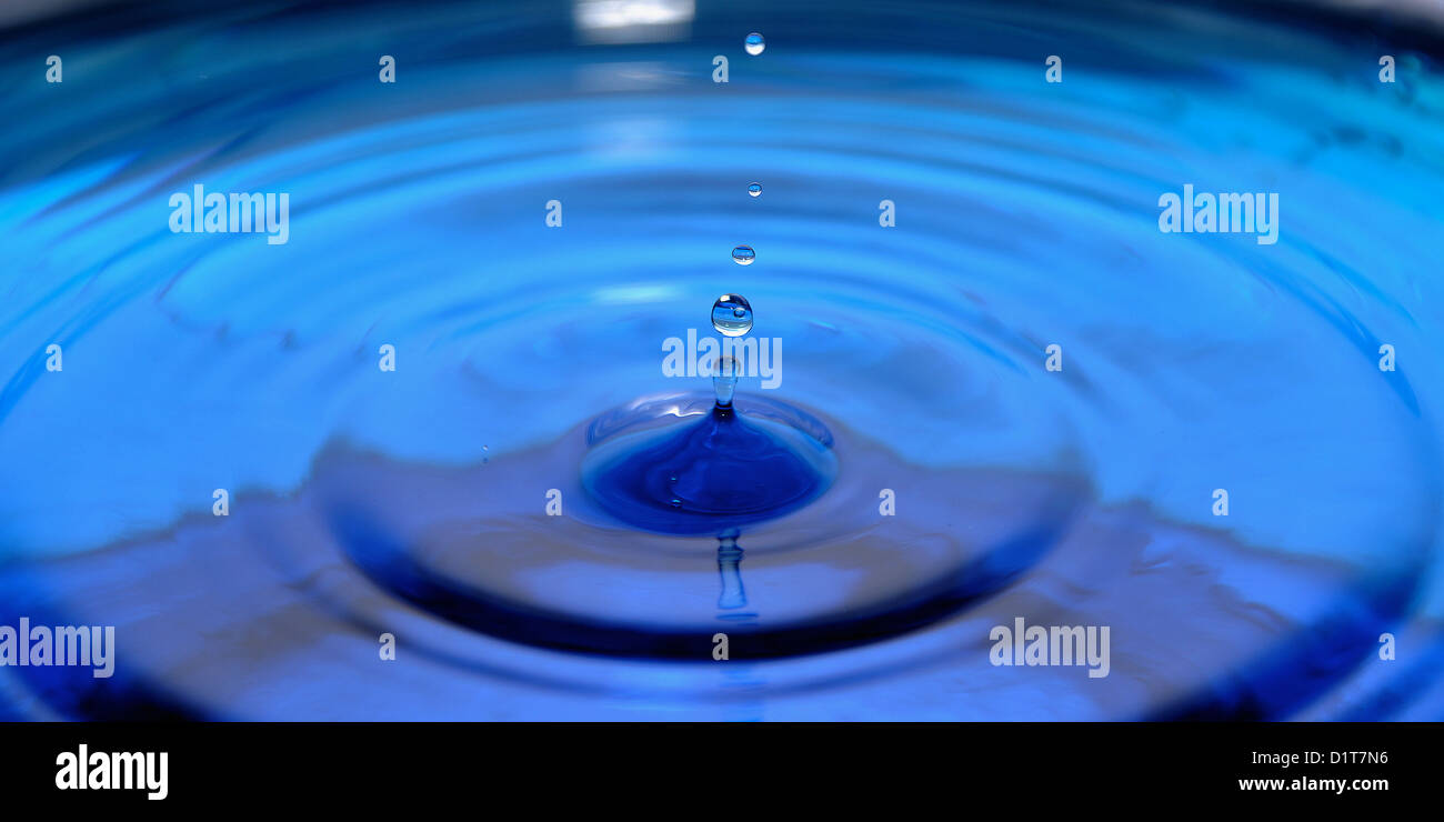 Blu di gocce di acqua Foto Stock