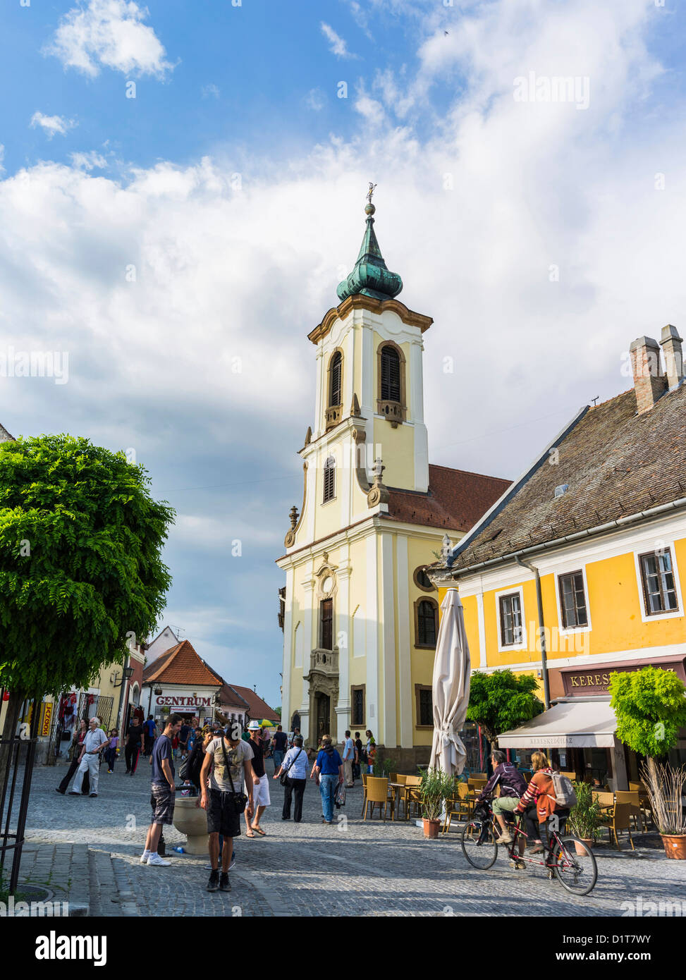 Szentendre vicino a Budapest. Piazza Principale (foe ter) e la chiesa Blagovescenska. Pest, Szentendre, Ungheria Foto Stock