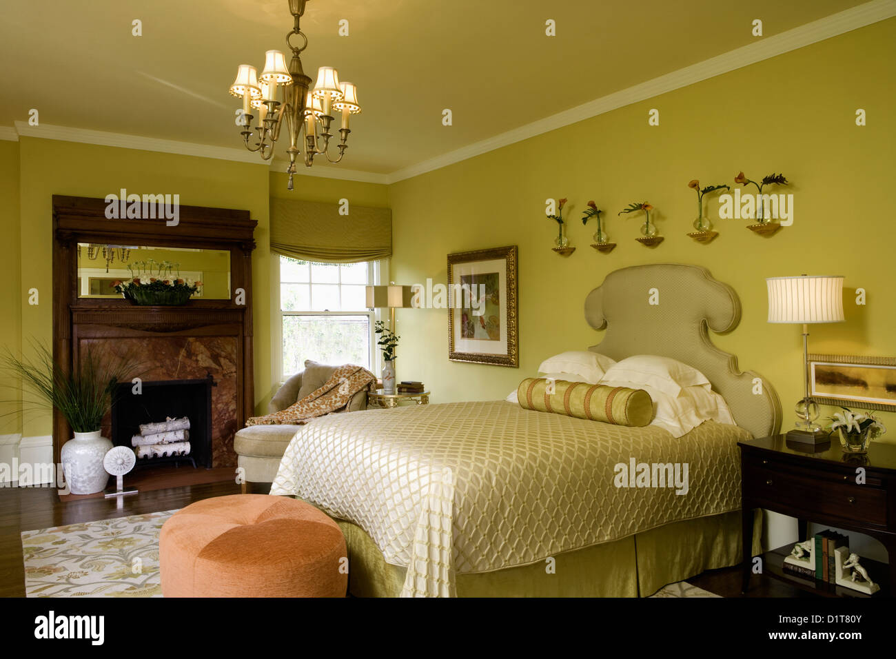 Camera da letto color cedro antico camino mantel corallo con marmo floreale contemporanea in specchio anteriore tangerine e accenti di corallo Foto Stock