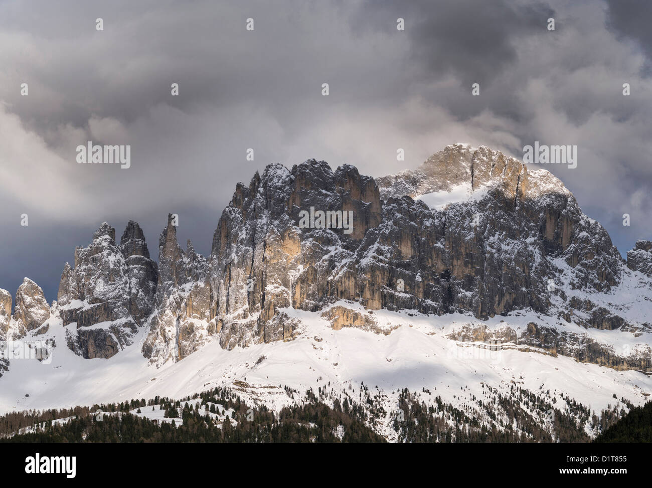 Rosengarten o montagne Catinaccio nelle Dolomiti in Alto Adige dopo una tempesta di neve in primavera. Dolomiti, Italia, Alto Adige. Foto Stock