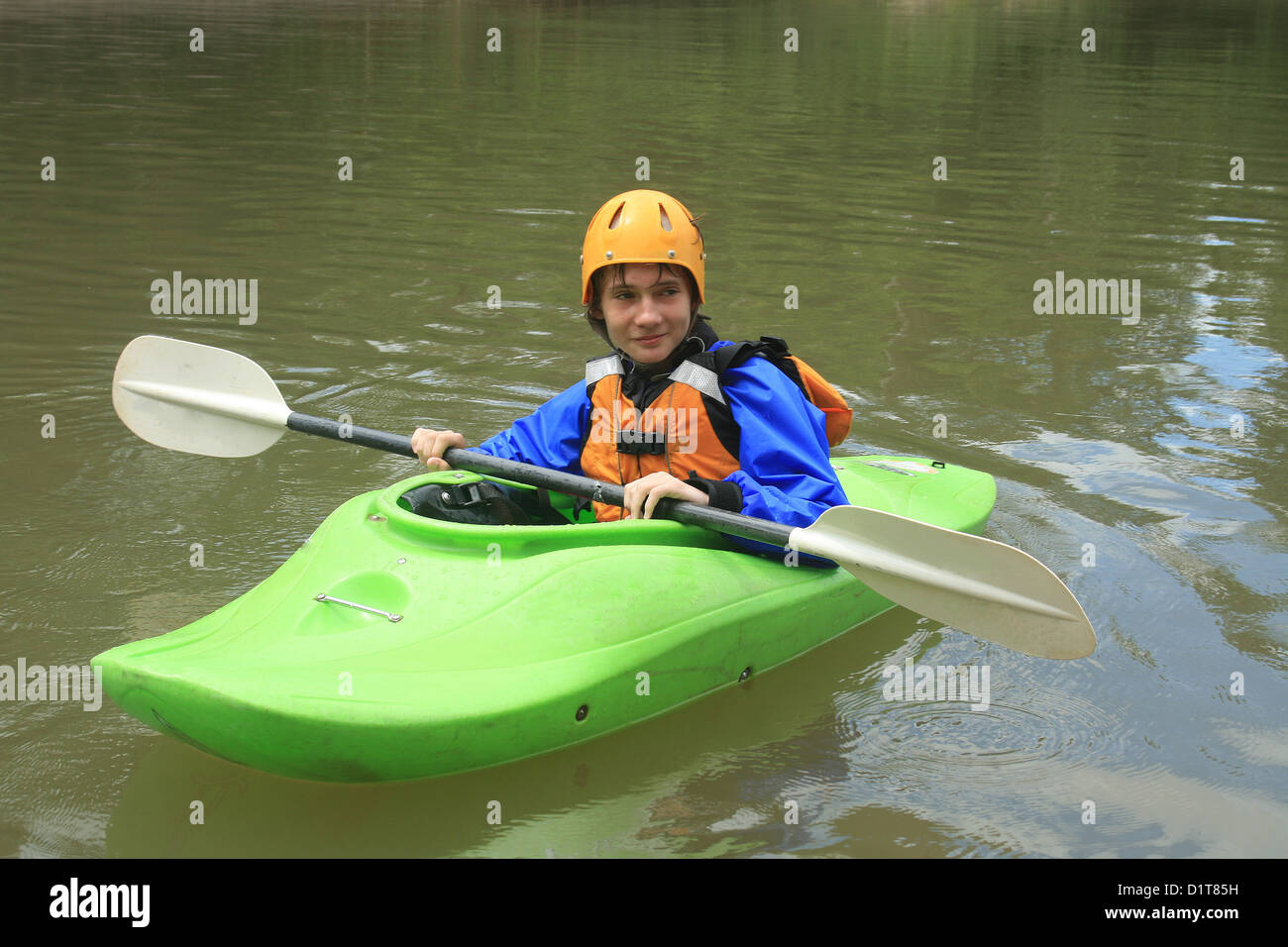 Un maschio adolescente che indossa un casco e giubbotto salvagente canoa  kayak giù il fiume Napo nella pioggia ecuadoriana foresta vicino Tena Foto  stock - Alamy