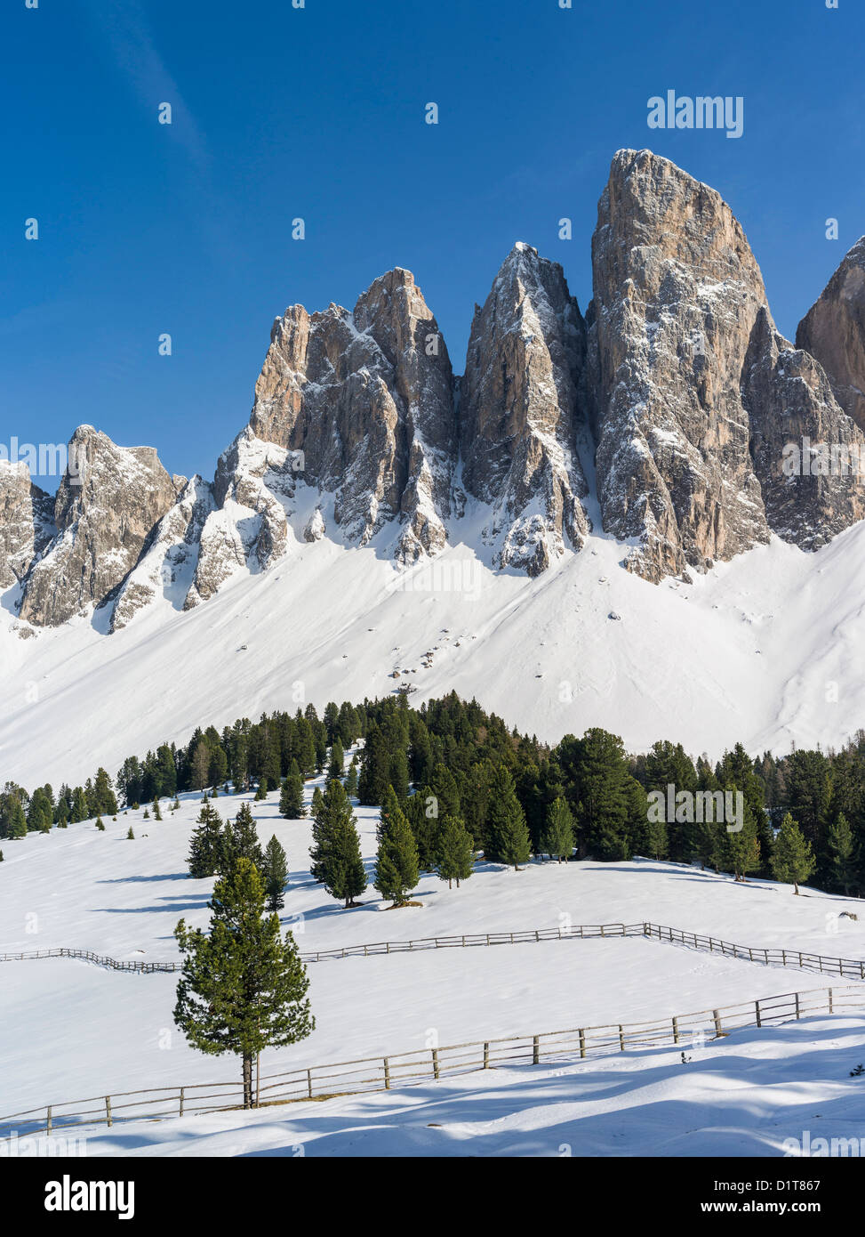 Le cime delle Odle la gamma della montagna nella valle Villnoess dopo una tempesta di neve in primavera. Dolomiti, Italia, Alto Adige. Foto Stock