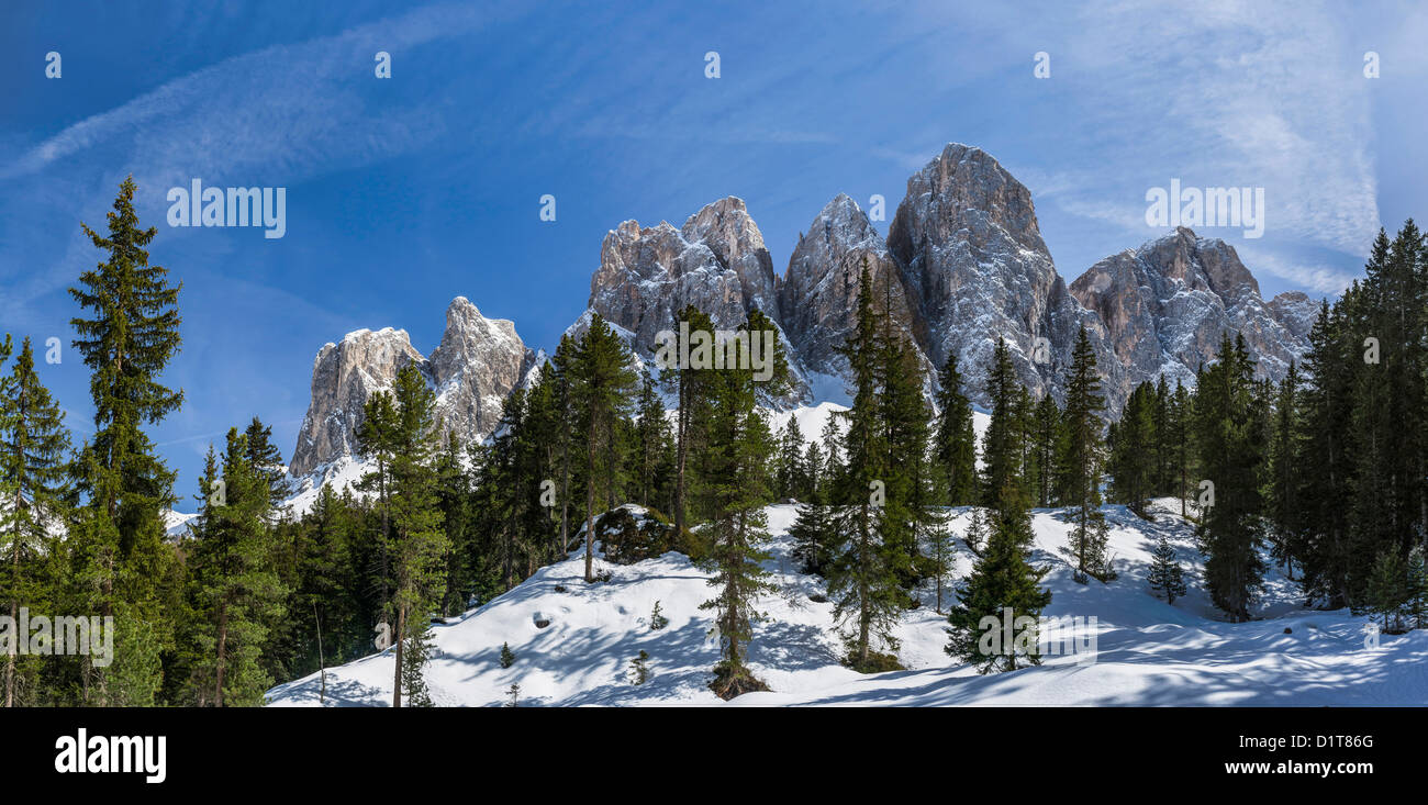Le cime delle Odle la gamma della montagna nella valle Villnoess dopo una tempesta di neve in primavera. Dolomiti, Italia, Alto Adige. Foto Stock