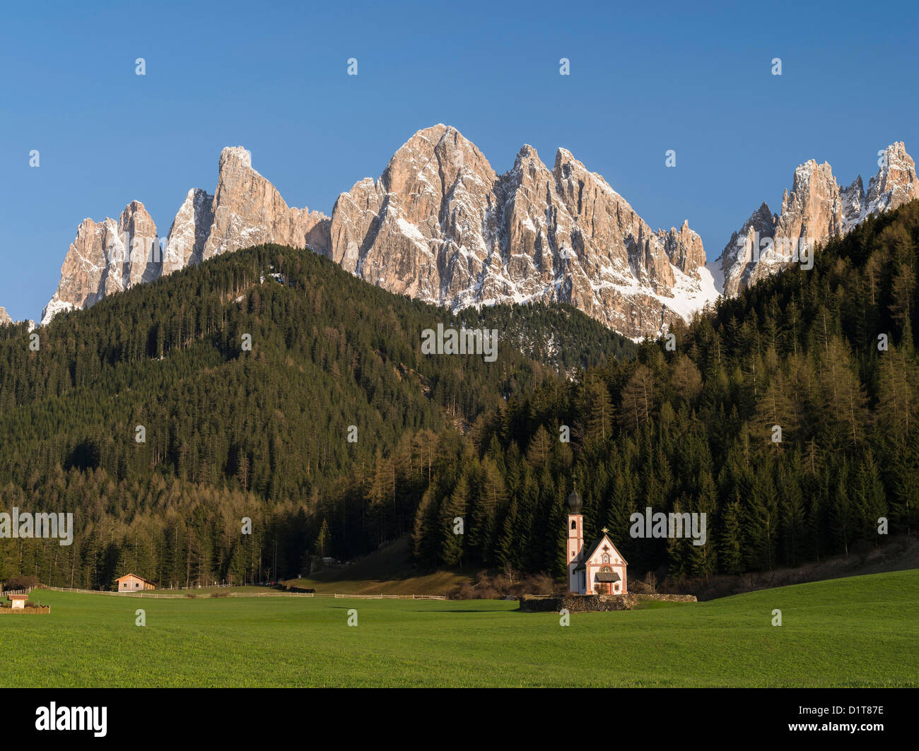 Le cime delle Odle la gamma della montagna nella valle Villnoess. La chiesa di San Giovanni in Ranui. L'Italia, Alto Adige Foto Stock
