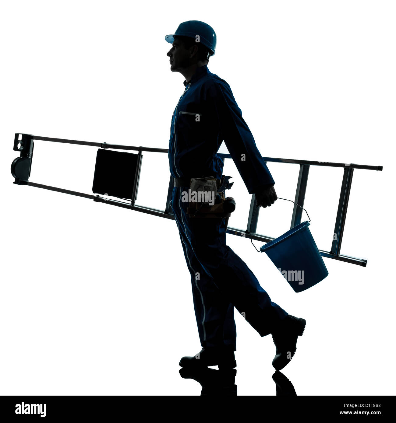 Un aggiustatore lavoratore scaletta silhouette a piedi in studio su sfondo bianco Foto Stock
