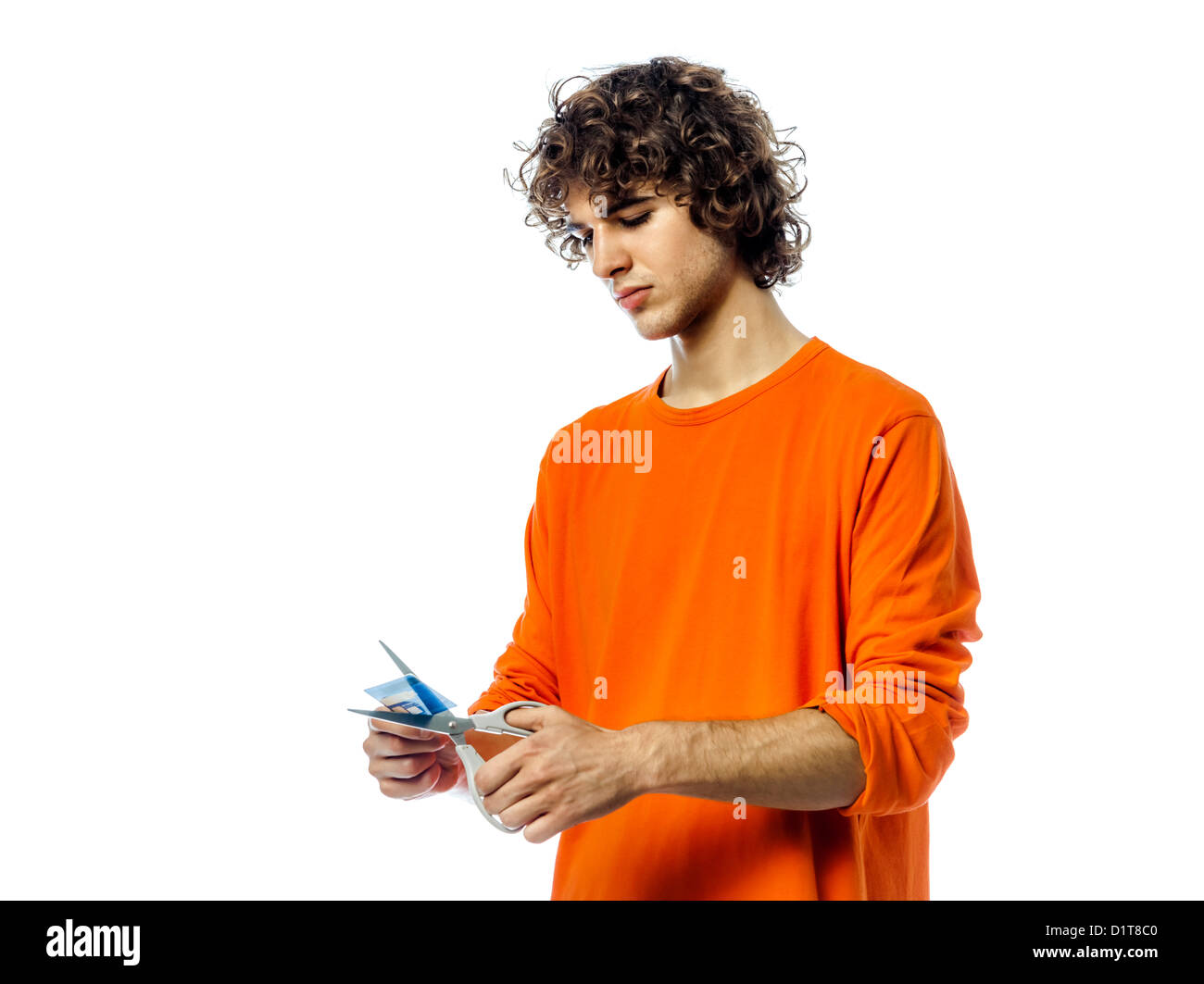 Un giovane uomo felice azienda carta di credito ritratto in studio di sfondo bianco Foto Stock