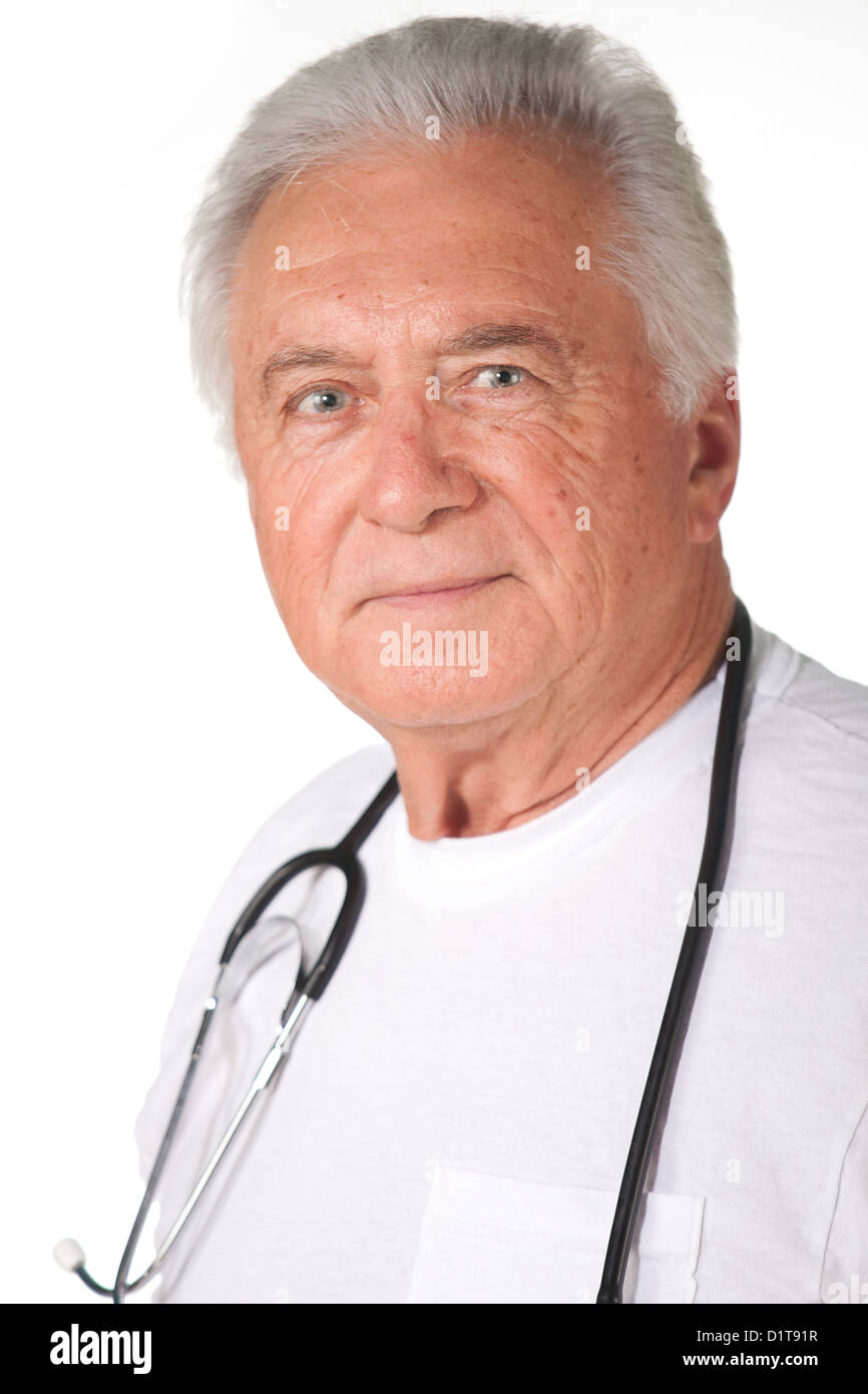 Senior medico maschio con i capelli grigi amichevole con uno stetoscopio Foto Stock