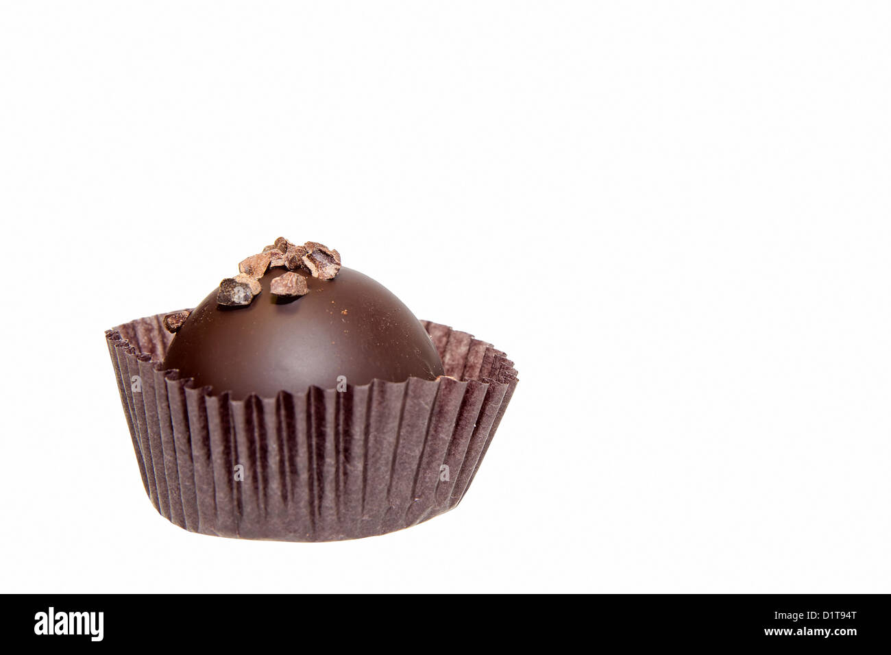 Turno unico tartufi di cioccolato fondente isolati su sfondo bianco Foto Stock