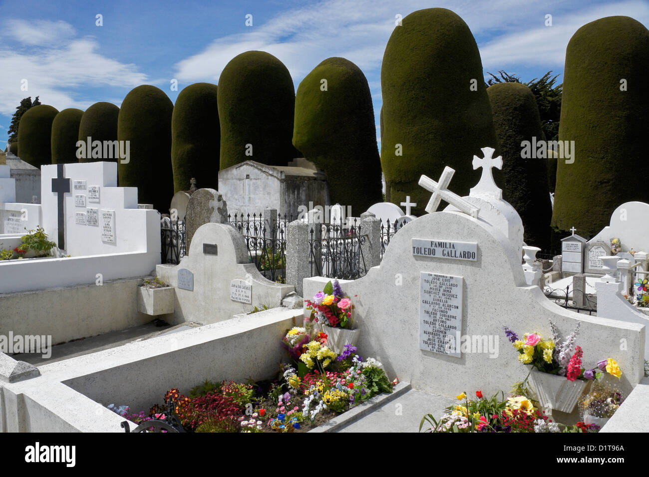 Tombe nel cimitero comunale, Punta Arenas, Patagonia, Cile Foto Stock