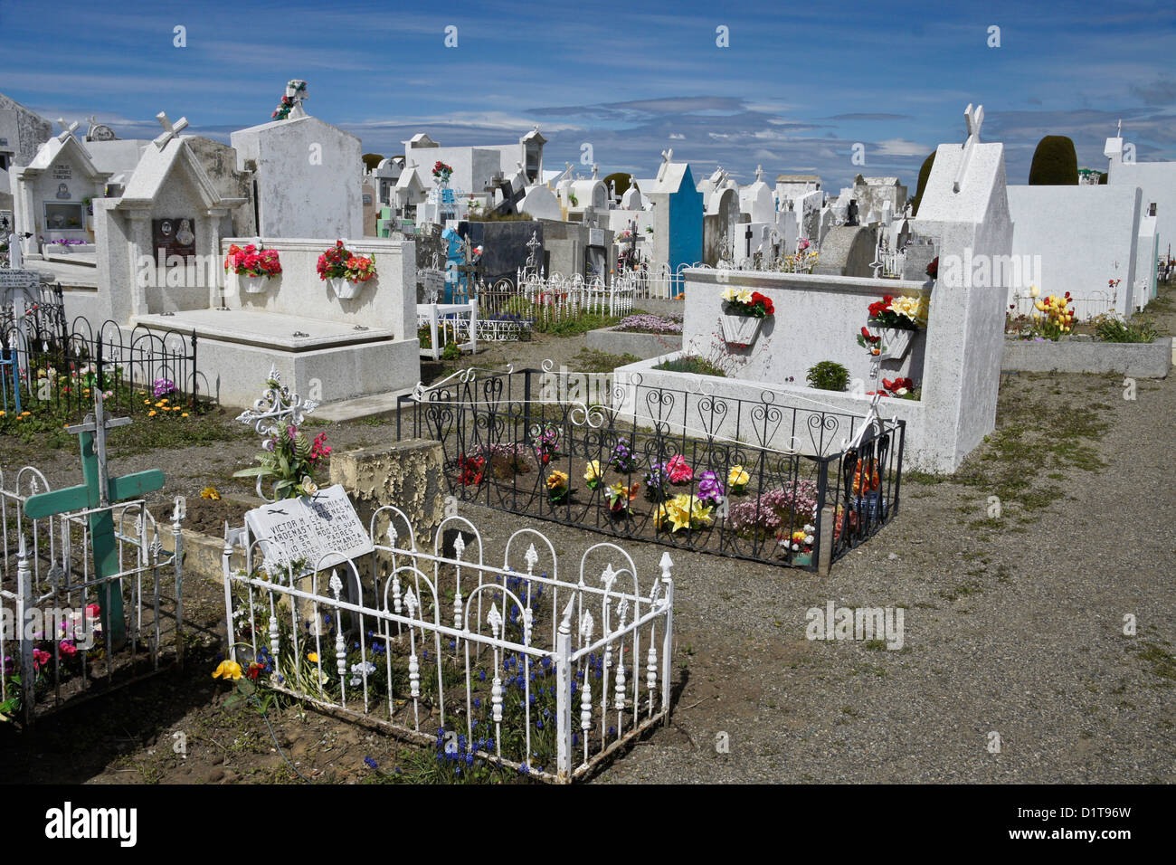 Tombe nel cimitero comunale, Punta Arenas, Patagonia, Cile Foto Stock