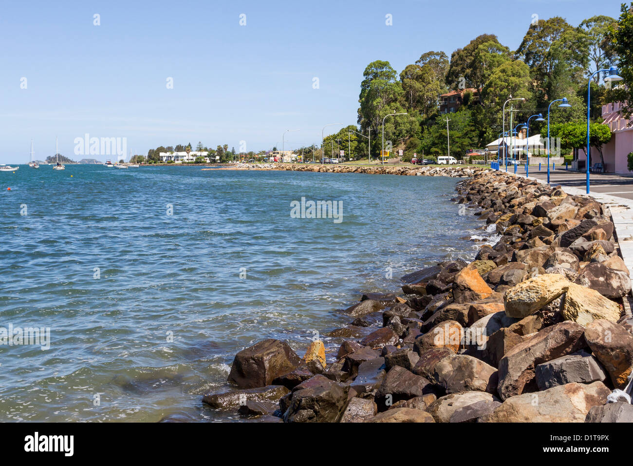 Manmade foreshore roccioso a Batemans Bay, NSW Australia come erosione del meccanismo di comando Foto Stock