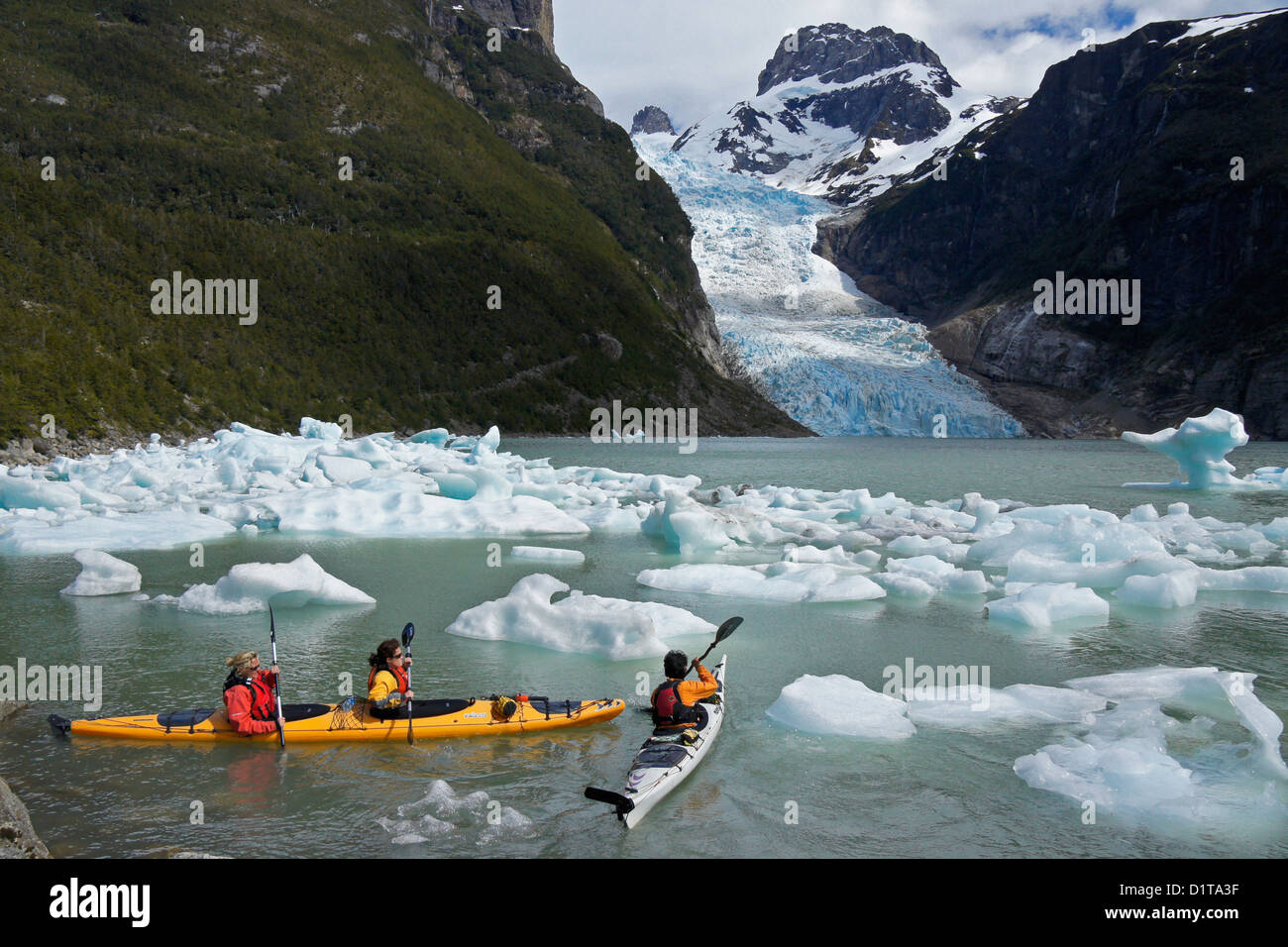 Kayakers al ghiacciaio Serrano, Bernardo O'Higgins National Park, Patagonia, Cile Foto Stock