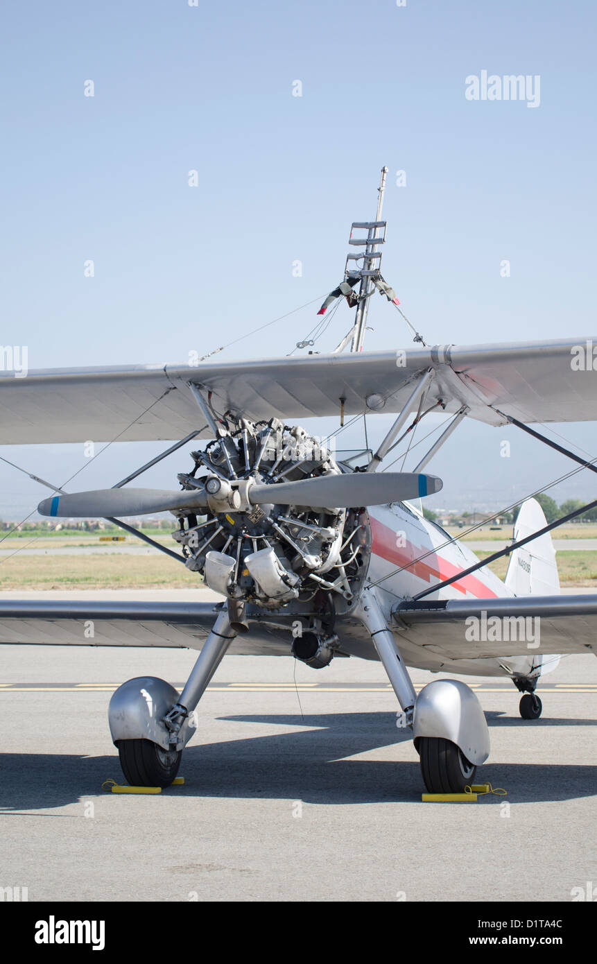 Un bi-plane per una ala walker al Chino Air Show, Chino, CALIFORNIA, STATI UNITI D'AMERICA Foto Stock