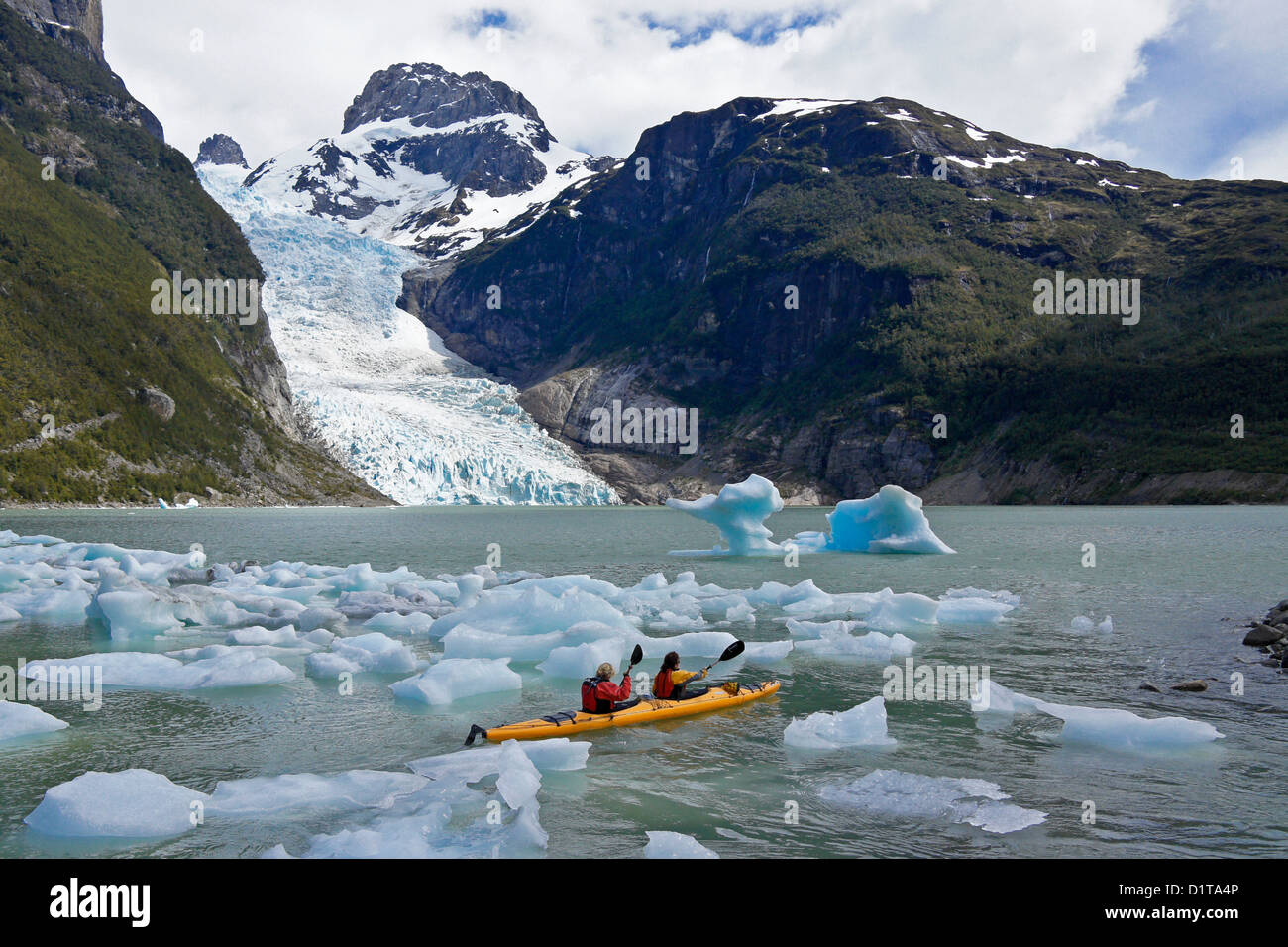 Kayakers al ghiacciaio Serrano, Bernardo O'Higgins National Park, Patagonia, Cile Foto Stock