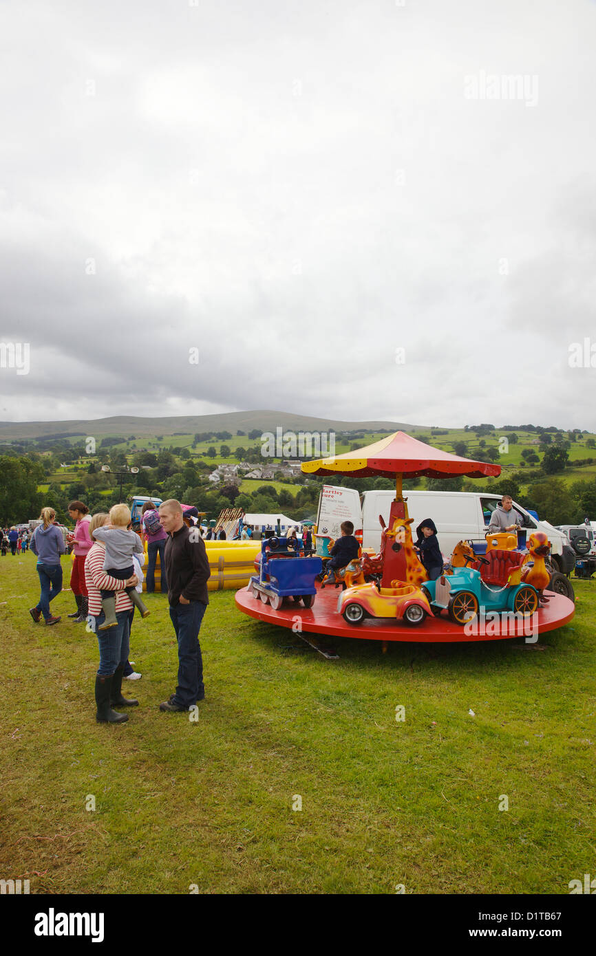 Famiglie enjoyingt fiera del divertimento a Hesket Newmarket Società Agricola Visualizza Cumbria, Inghilterra. Regno Unito, Gran Bretagna Foto Stock